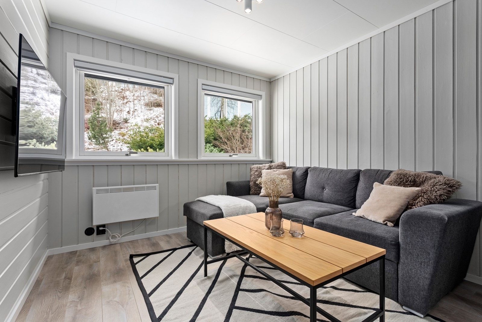 Gode lysforhold i stova. Bustaden har innlagt fiberinternett. Galleribilde