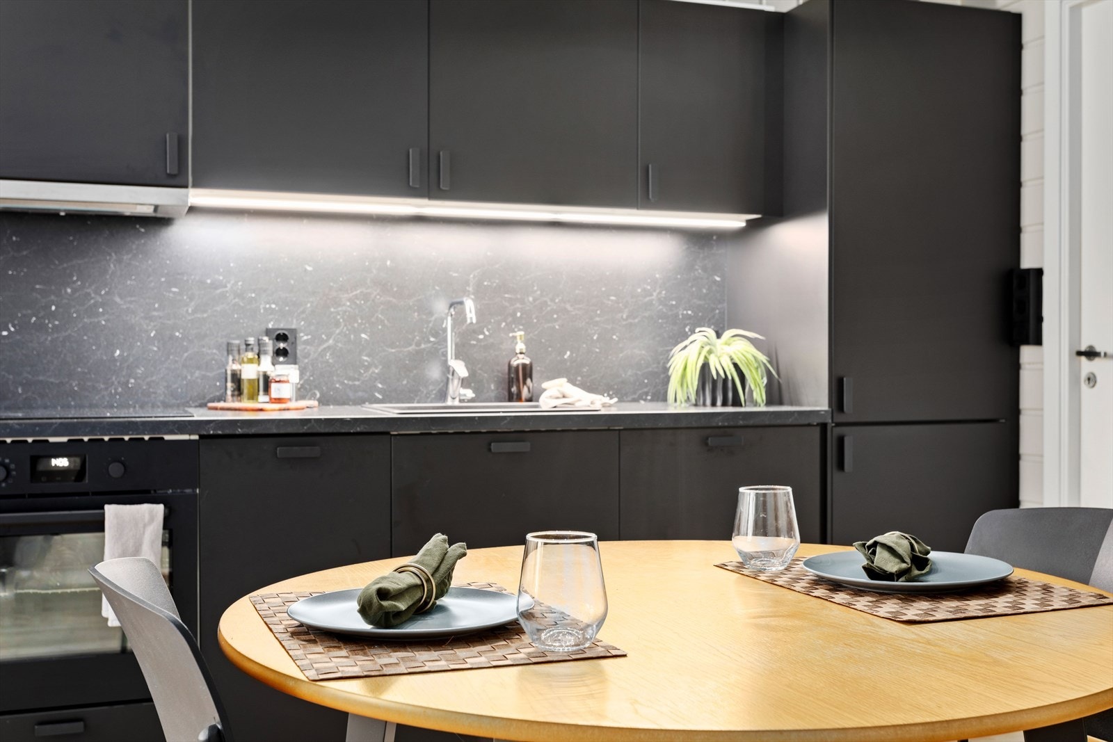 Av integrerte kvitevarer er det steikeomn, oppvaskmaskin, kjøl-/fryseskåp og platetopp. Galleribilde