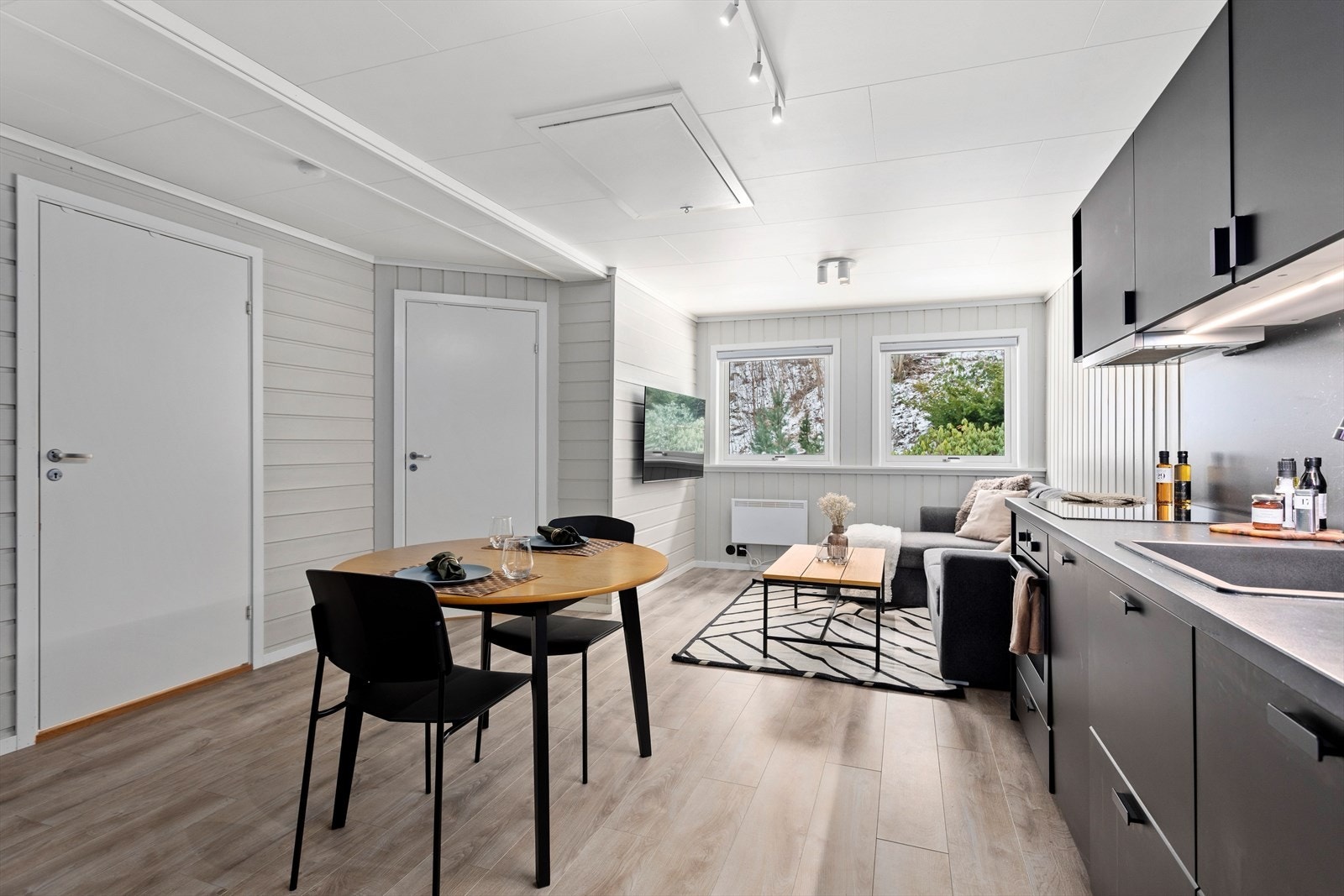 Her er stove og kjøken i open løysing med plass til spisebord og sofagruppe. Galleribilde