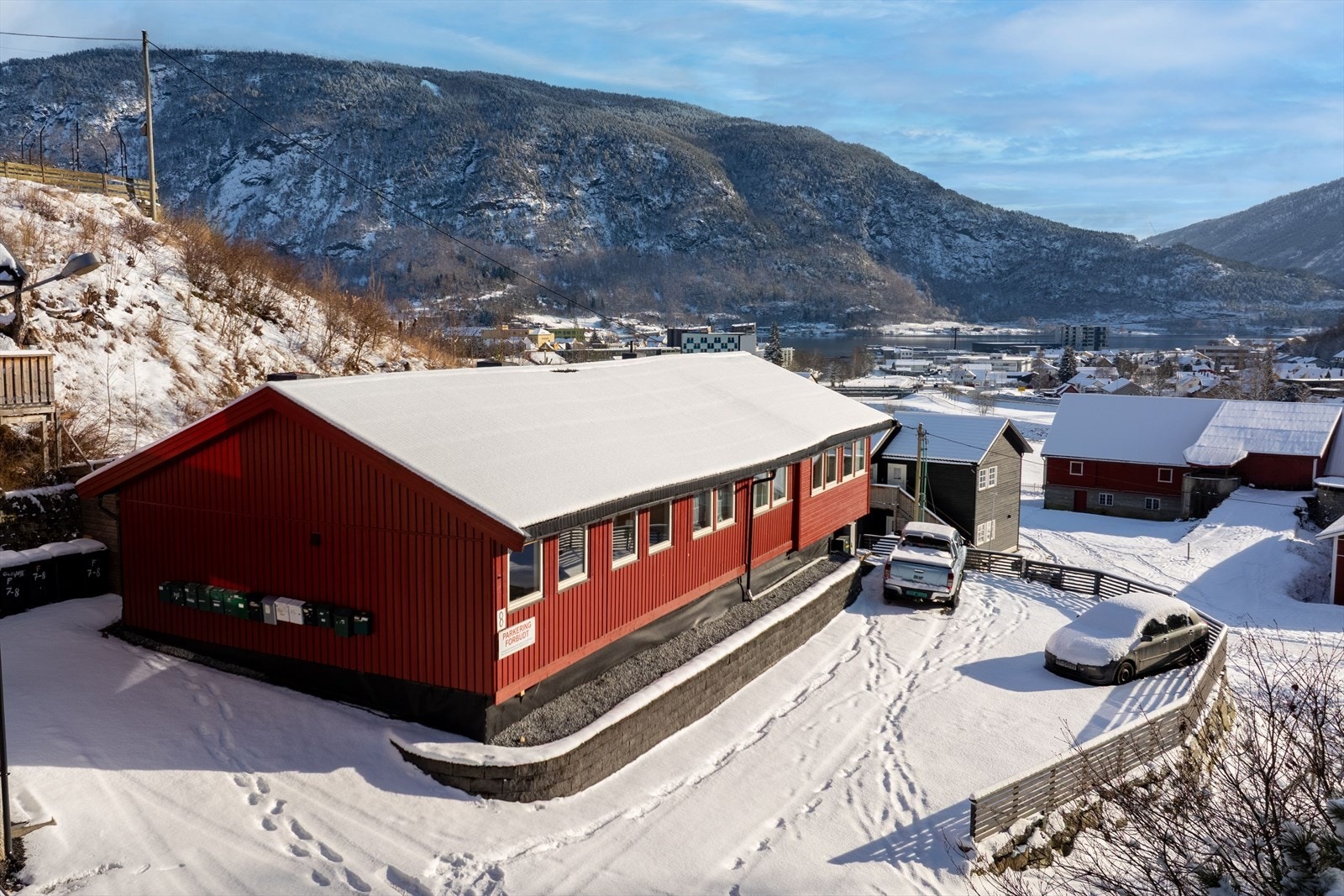 I felles tun er det 2 parkeringsplassar leilegheita disponerar. Galleribilde