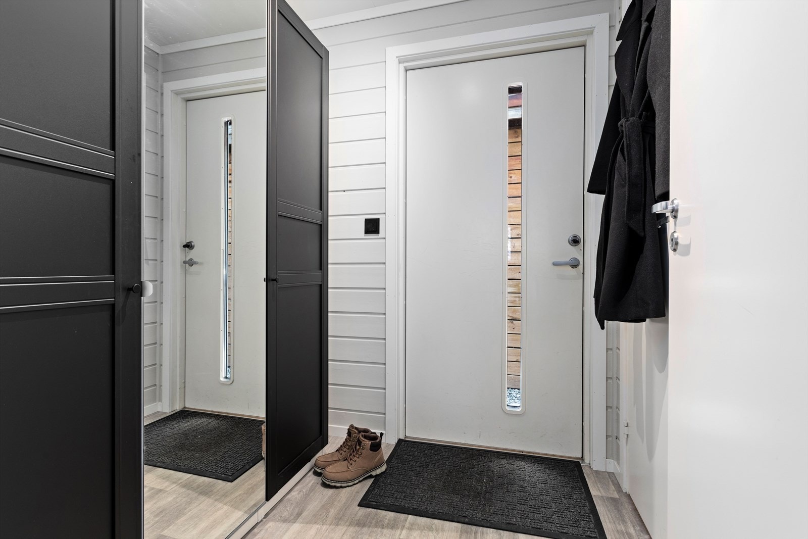 Velkommen inn- Entré med god plass til å sette frå seg yttertøy og sko i romsleg garderobe. Galleribilde