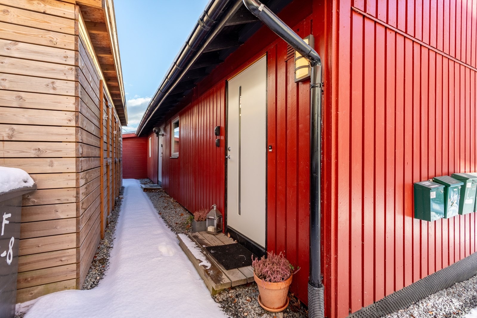 Leilegheita har enkel tilkomst via eigen inngang i gruslagt tun. Galleribilde