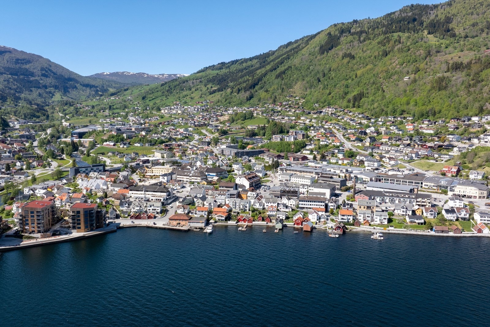 Frå leilegheita har ein også kort gangavstand til Fjøra, med butikkar, kafear og servicetilbod. Galleribilde