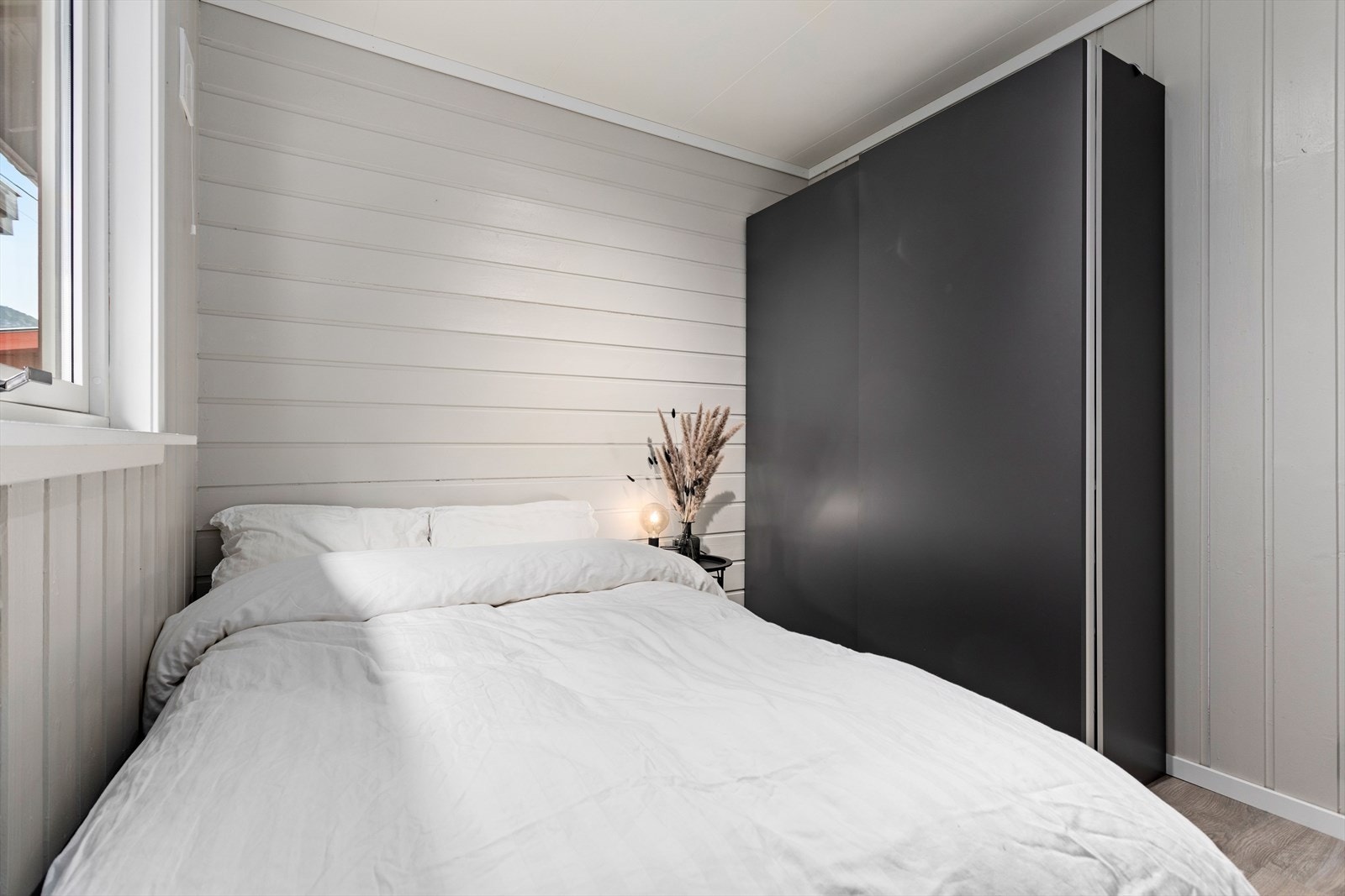 Begge med plass til seng og anna ønskja innreiing. Galleribilde