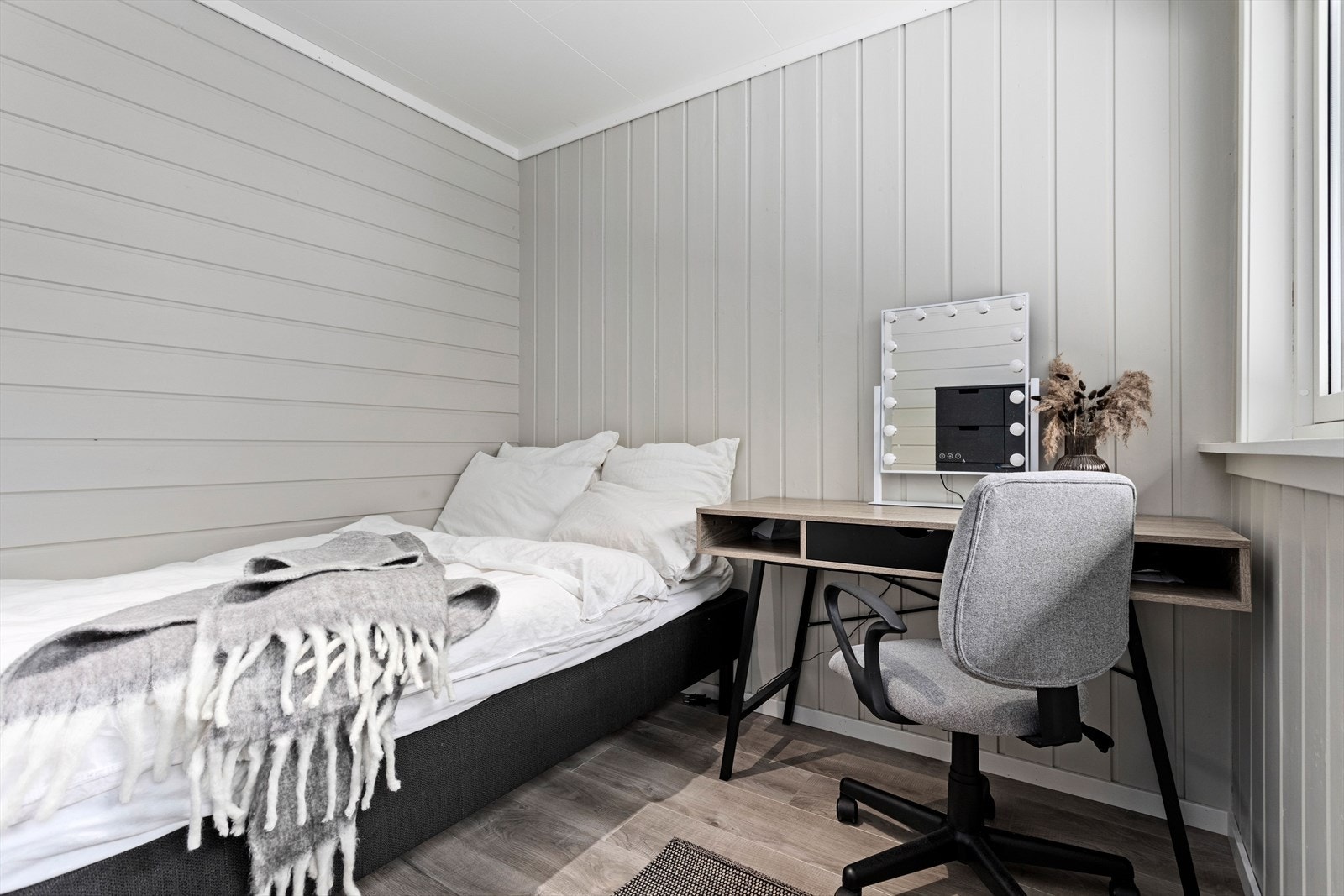 Romma er måla i lyse og tidsriktige fargar. Galleribilde