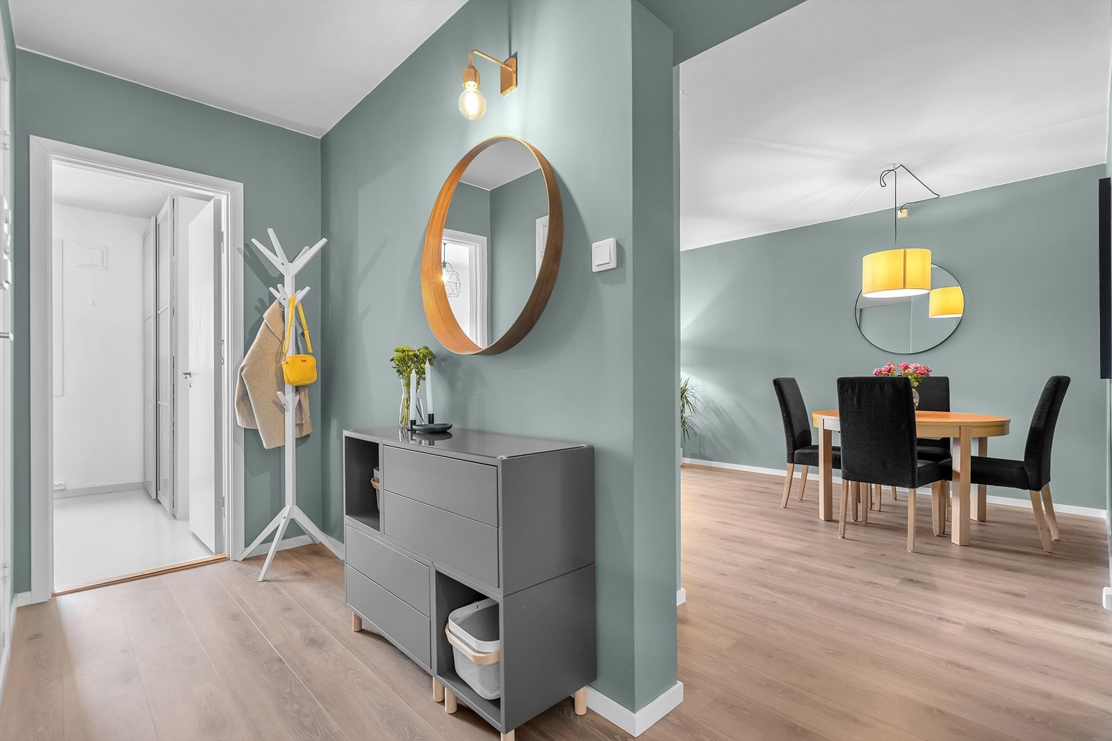 En lys og innbydende entré som skaper et godt førsteinntrykk av leiligheten. Galleribilde