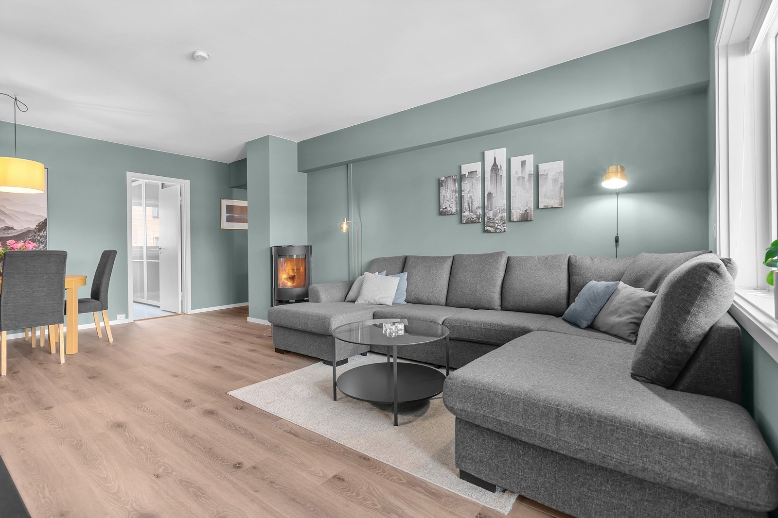 Rommet er smart innredet med naturlige soner som gir god plass til både salong og spisestuemøbler. Galleribilde