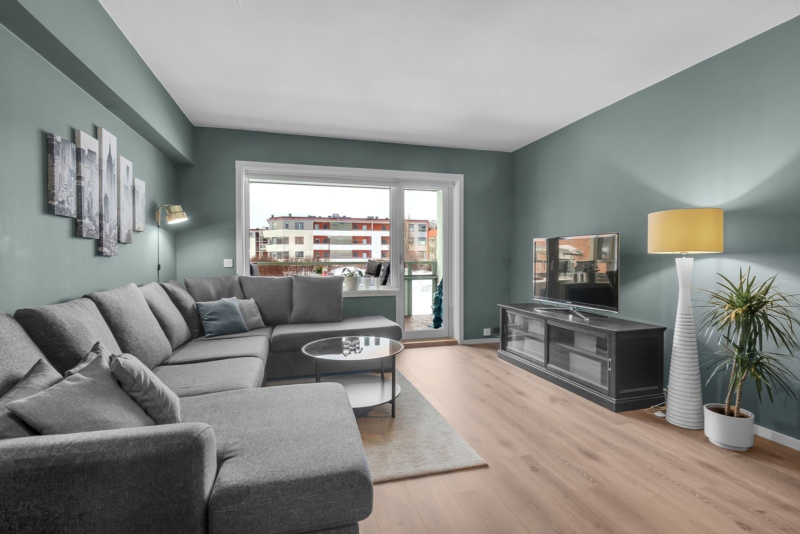 De store vindusflatene slipper inn rikelig med naturlig lys, noe som skaper en lys og luftig romfølelse. Galleribilde