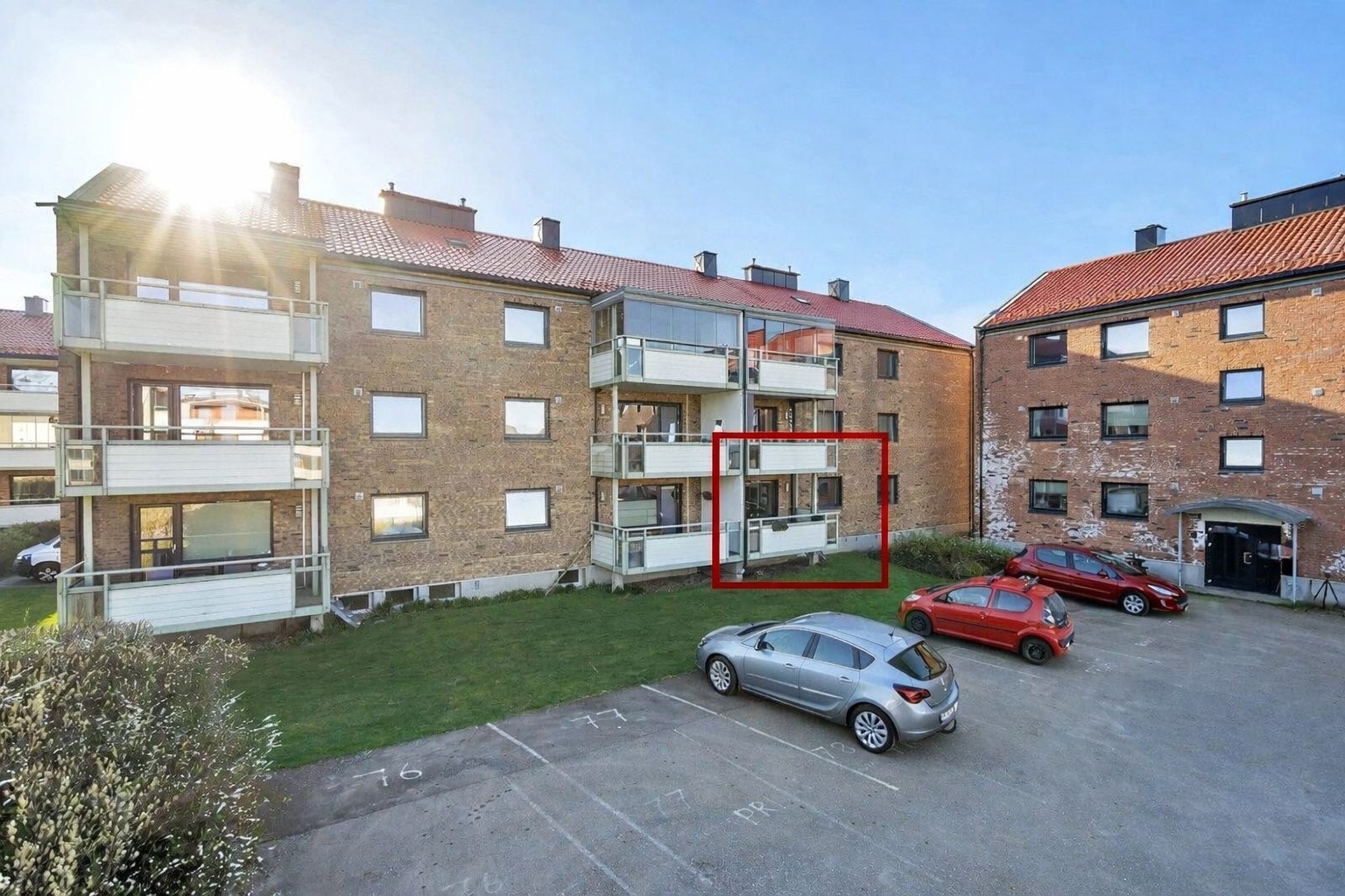 Velkommen til en bolig som kombinerer det beste av bynær beliggenhet og flotte friluftsmuligheter. Leiligheten ligger svært sentralt, med kort avstand til alt du trenger i hverdagen. Egen biloppstillingsplass og felles elbillader like utenfor døren. Galleribilde