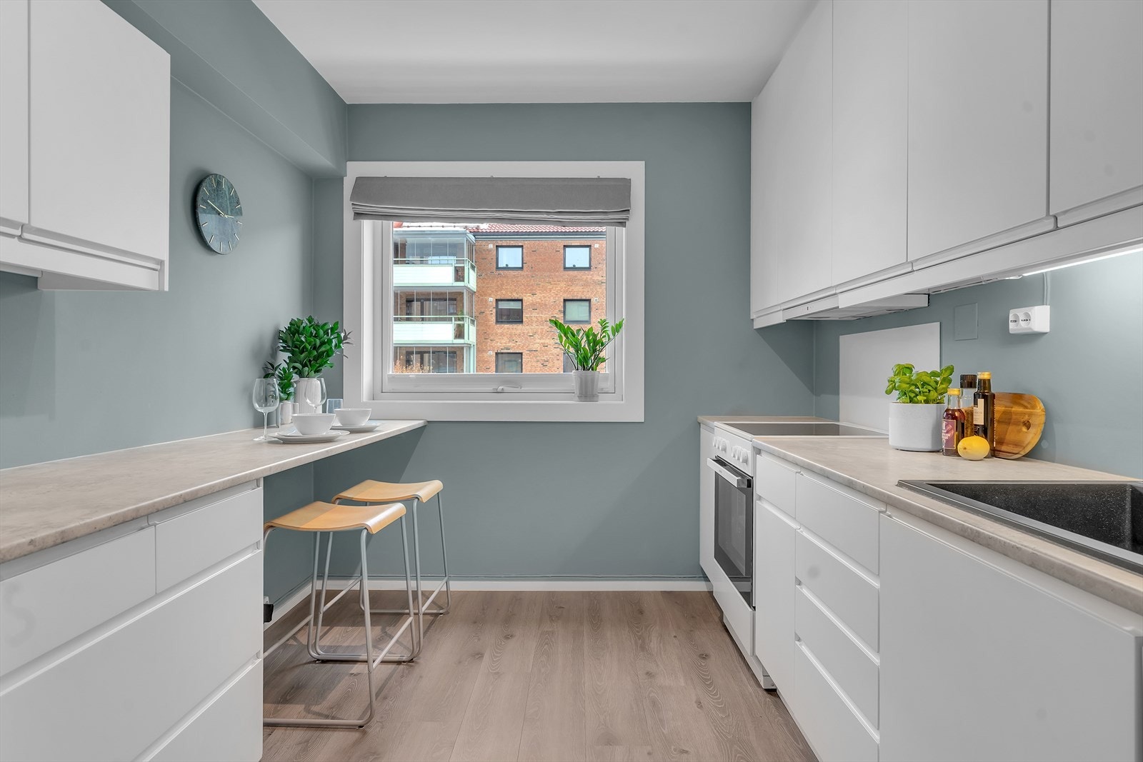 De glatte frontene gir et rent og tidløst preg, mens rikelig med skap- og benkeplass sørger for en praktisk og effektiv matlagingsopplevelse. Galleribilde