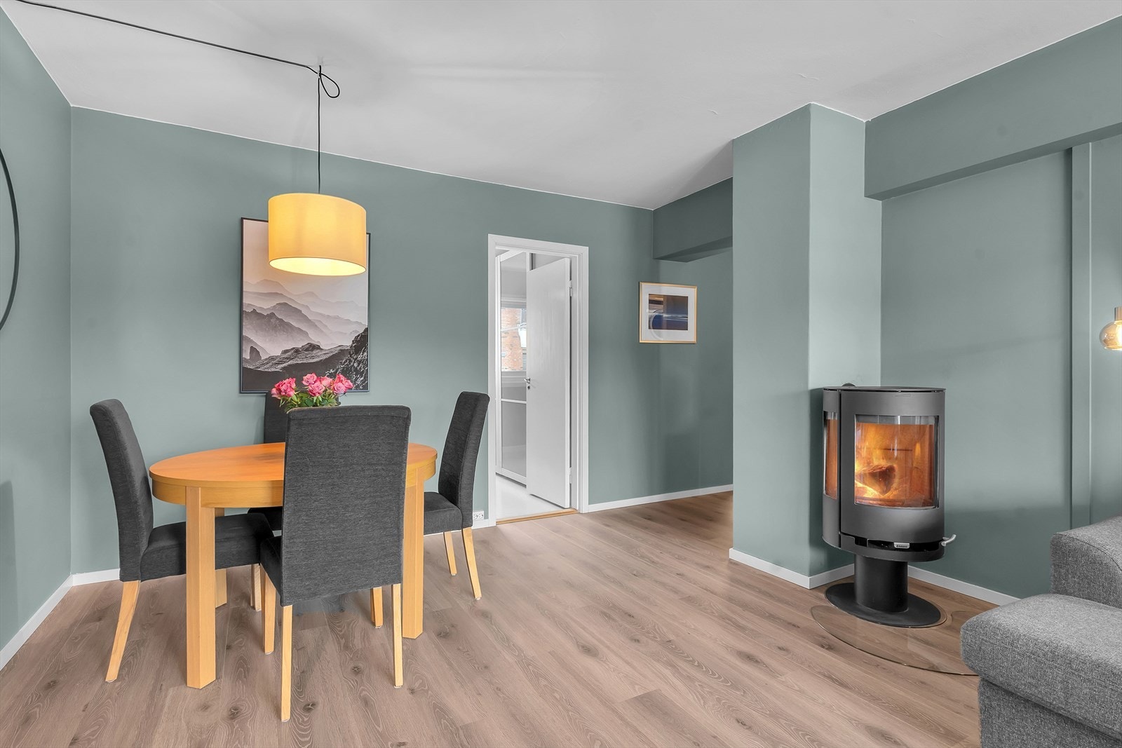 Vedovnen fra 2018 er både energieffektiv og stemningsskapende, perfekt for kalde høst- og vinterdager. Galleribilde