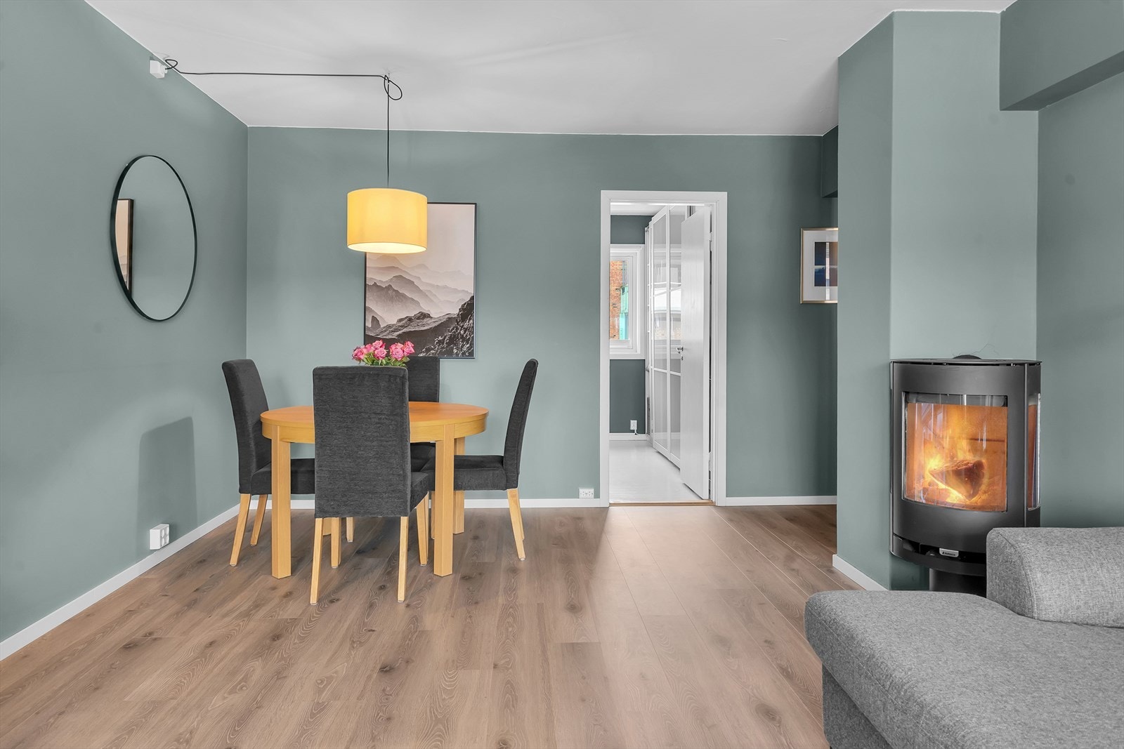 Leiligheten har moderne detaljer som listefrie overganger, slette flater og et elegant enstavs laminatgulv som understreker den gjennomførte stilen. Galleribilde