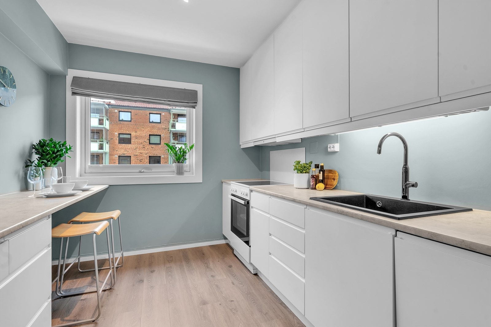 Stilrent og funksjonelt kjøkken som ble oppgradert i 2019 med nye moderne fronter, benkeplate og vask. Galleribilde