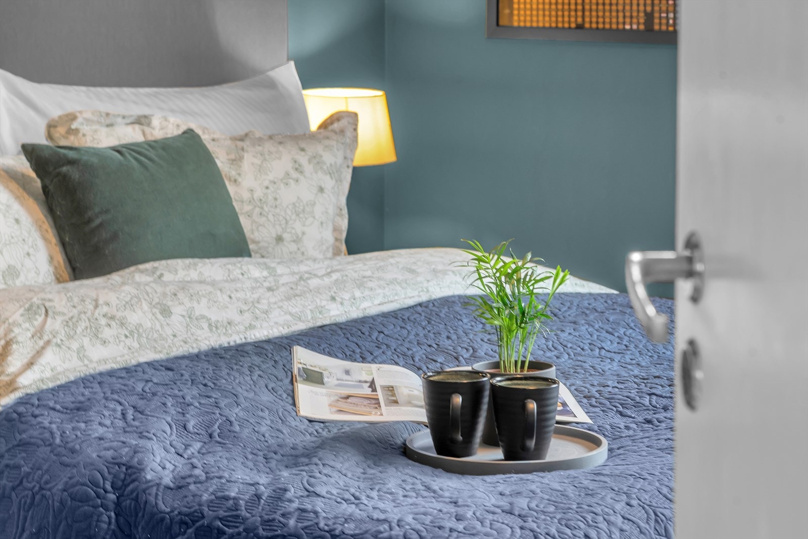 Leiligheten har to romslige og praktiske soverom, begge med god plass til dobbeltseng og tilhørende garderobeløsninger som gir rikelig med oppbevaringsplass. Galleribilde