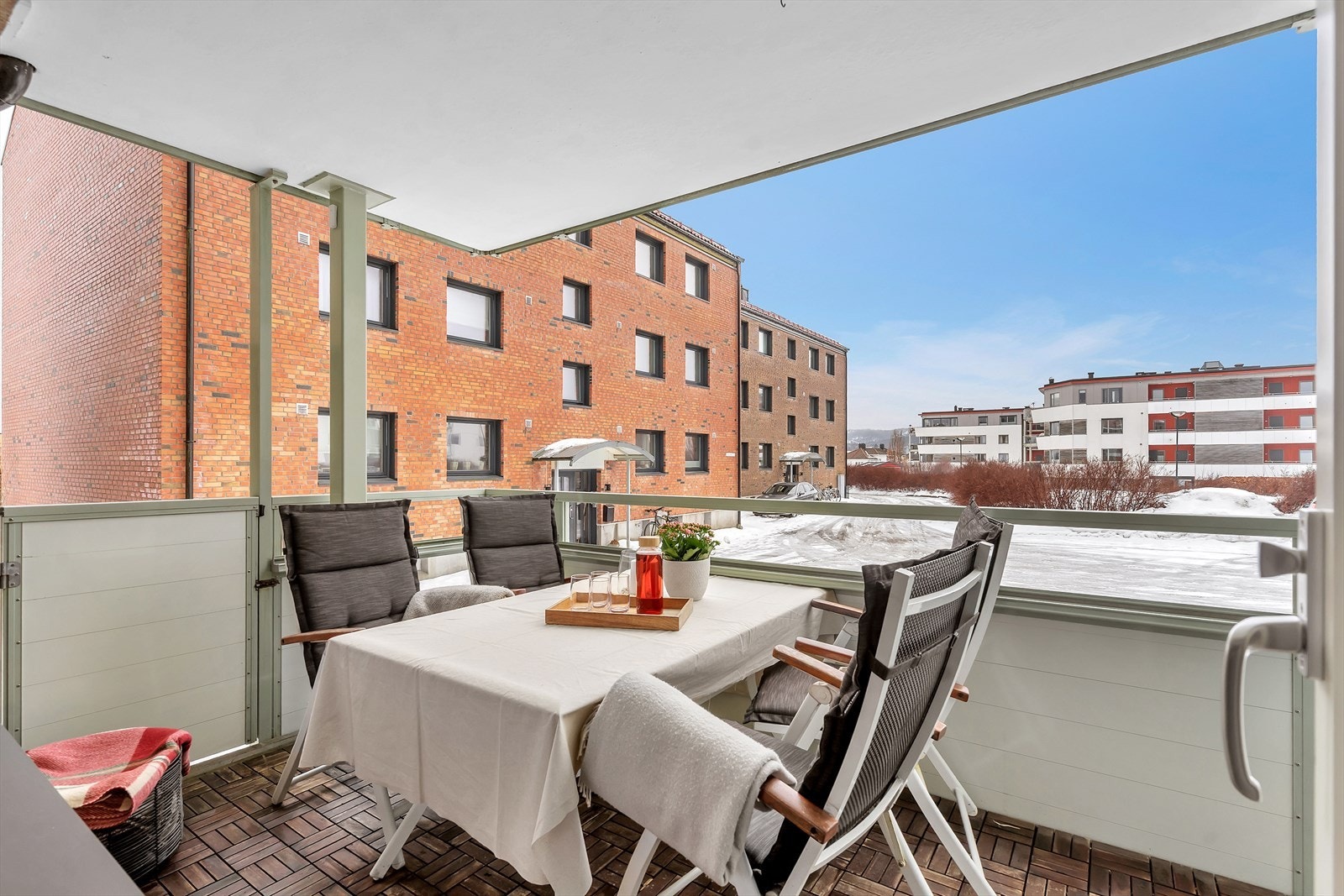 Den overbygde, solrike og vestvendte balkongen er et ideelt samlingspunkt på varme sommerdager. Med rikelig plass til utemøbler er dette et perfekt sted for hyggelige sammenkomster med familie og venner. Galleribilde