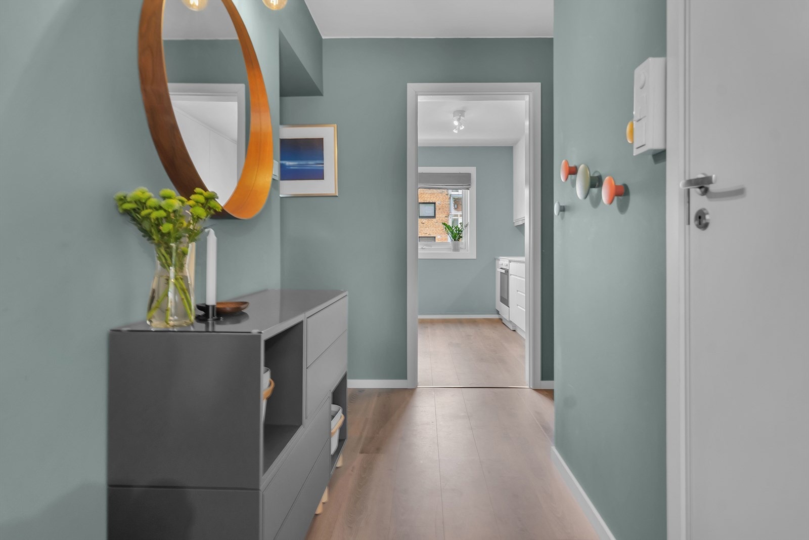 Her er det god plass til oppheng av yttertøy og sko, med dekorative knagger på veggen som bidrar til et praktisk og ryddig uttrykk. Dette gir en organisert og velkomment atmosfære, både for deg og dine gjester. Galleribilde