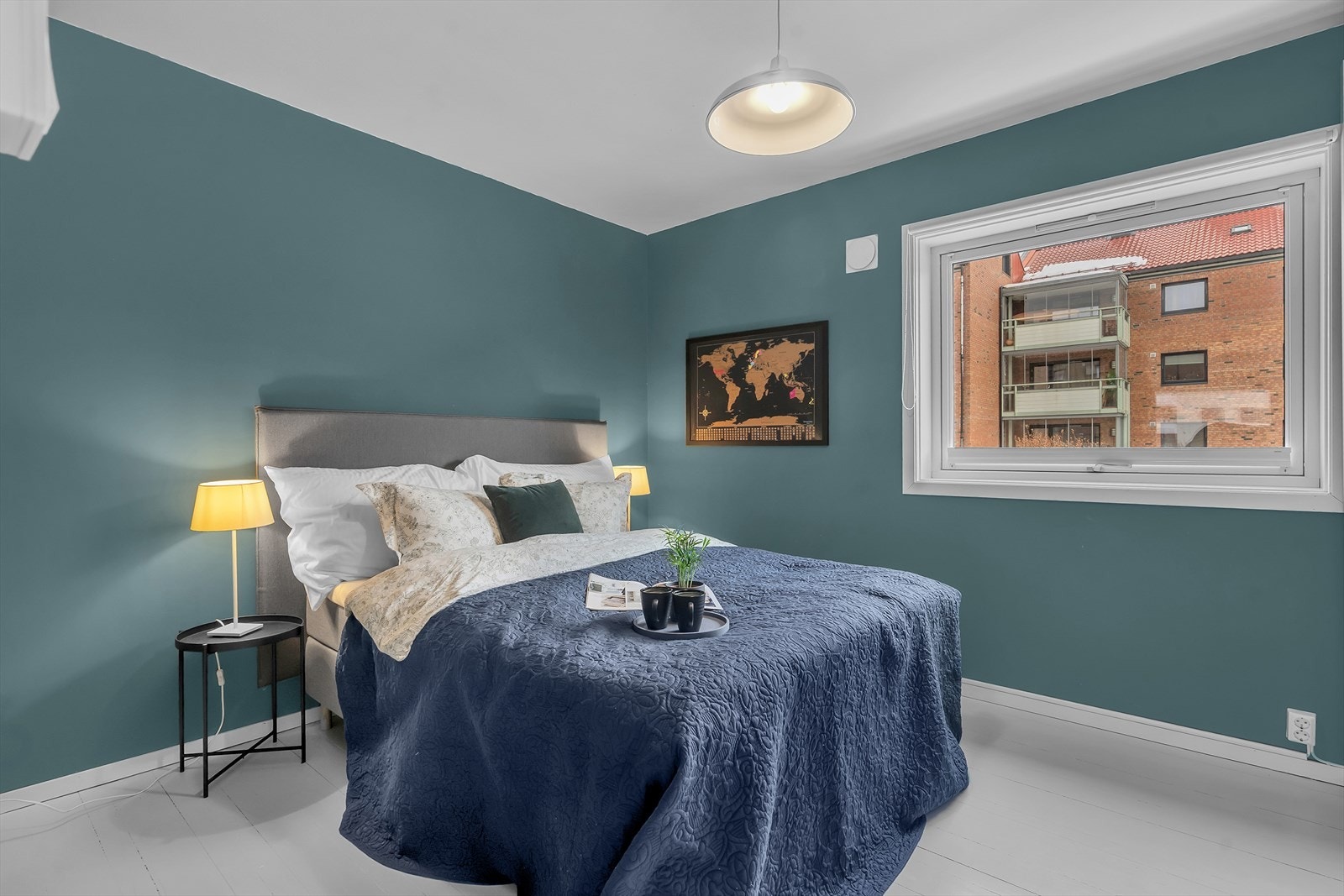 Hovedsoverommet er malt i lune og behagelige farger som skaper en rolig og avslappende atmosfære - perfekt for en god natts søvn. Galleribilde