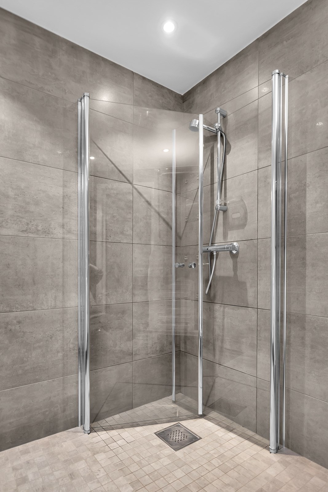 Dusjnisjen har plassbesparende glassvegger, noe som gir både et moderne uttrykk og effektiv utnyttelse av plassen. Galleribilde