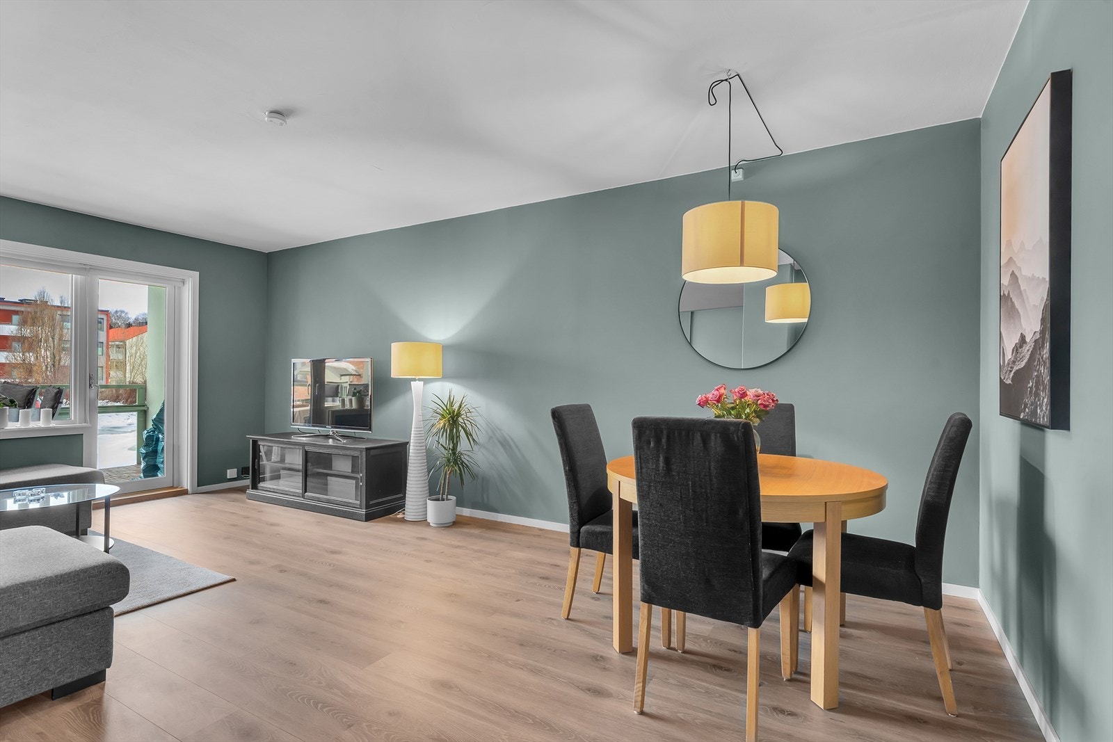 Stuen er lys og romslig med et moderne fargevalg som gir en rolig og harmonisk atmosfære. Galleribilde