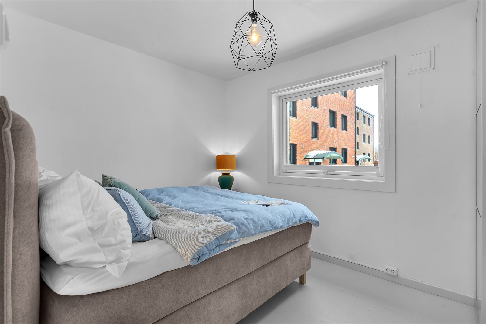 Det andre soverommet kan tilpasses etter behov, enten som gjesterom, barnerom eller hjemmekontor. Galleribilde