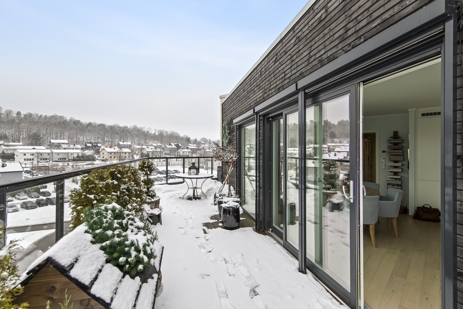 Terrassen er romslig med mulighet for å møblere i flere soner. Galleribilde