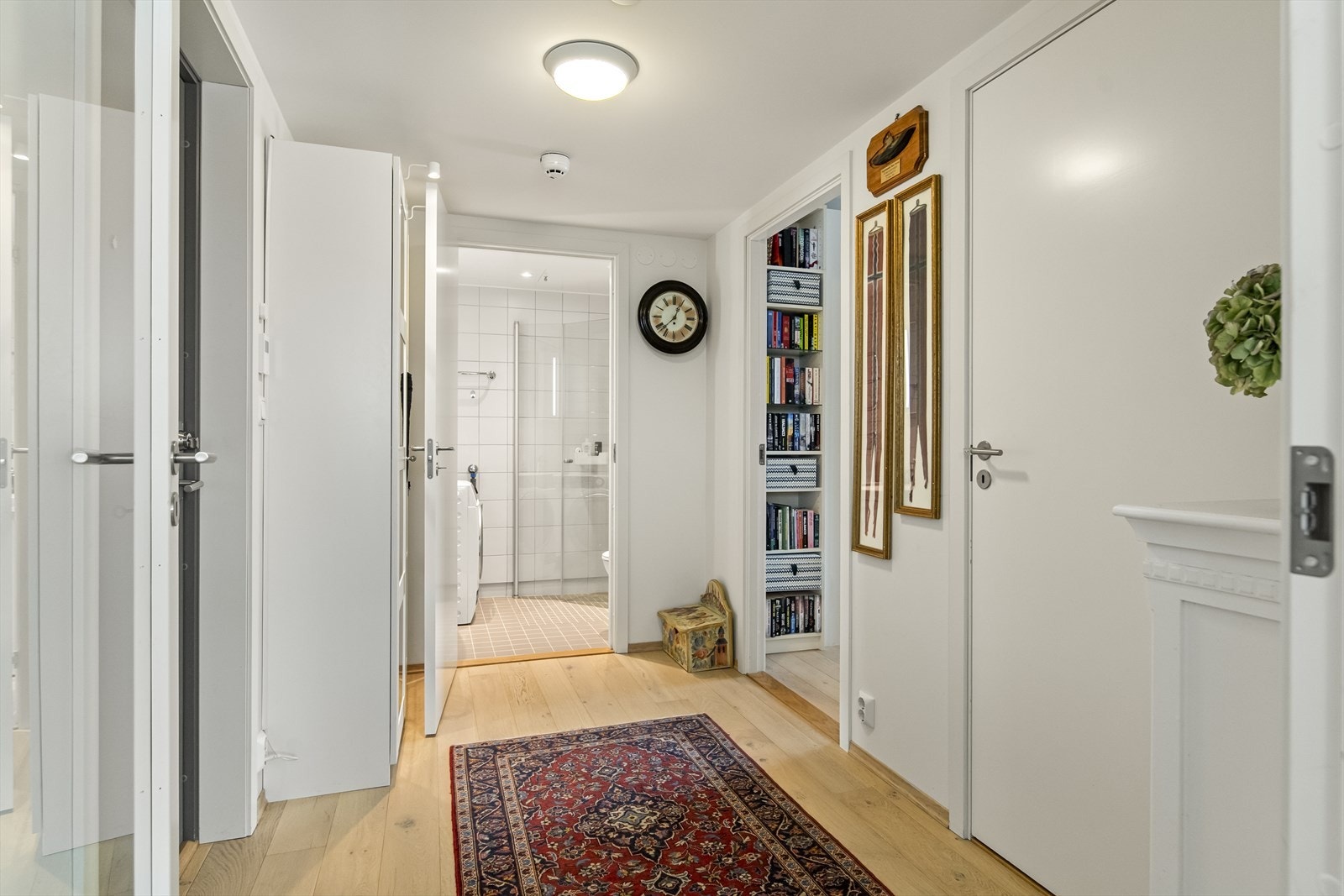 Entréen har garderobeplass. Galleribilde