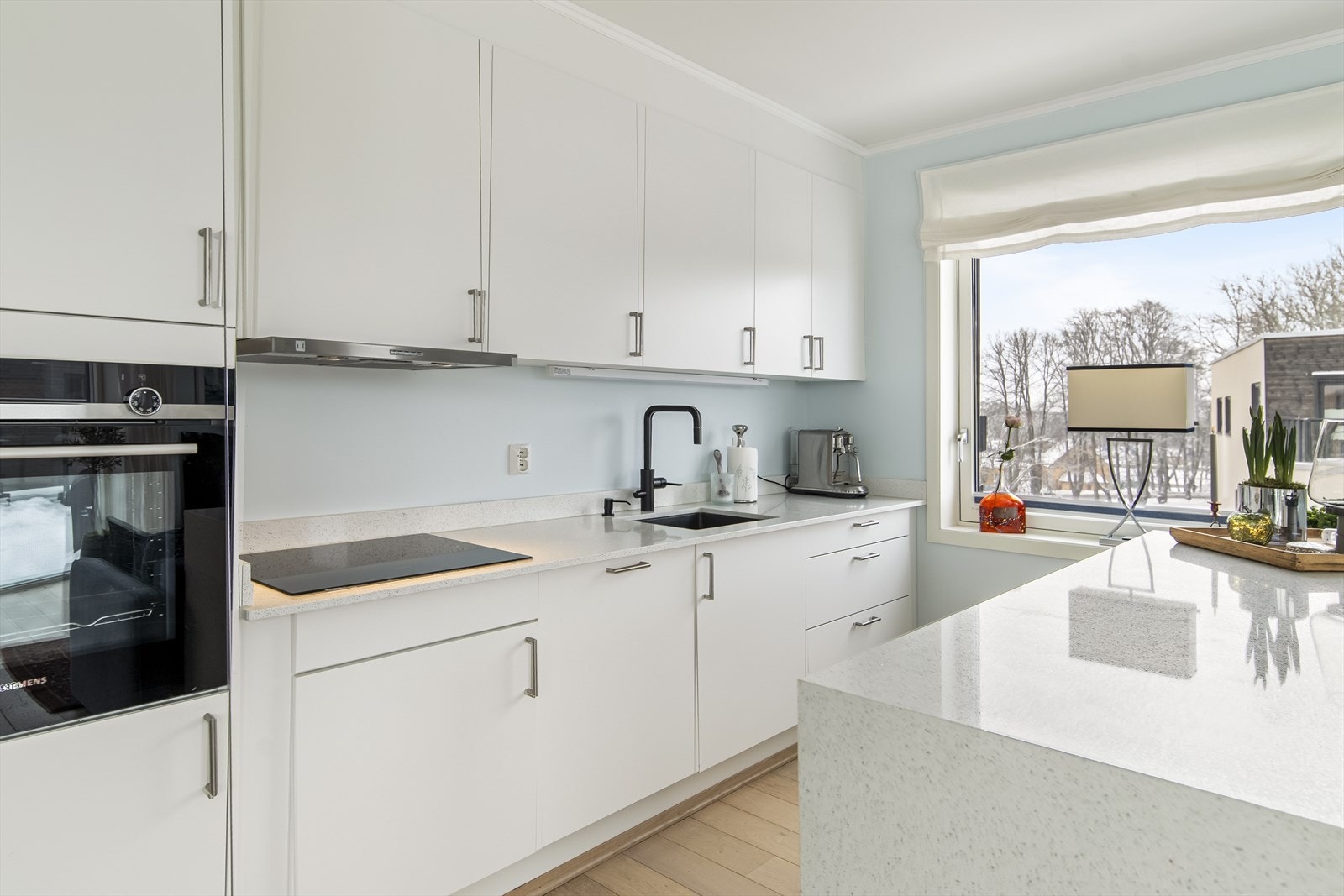 Kjøkkenet har stilrene, glatte fronter og benkeplate i quartz med nedfelt oppvaskkum i kompositt. Galleribilde