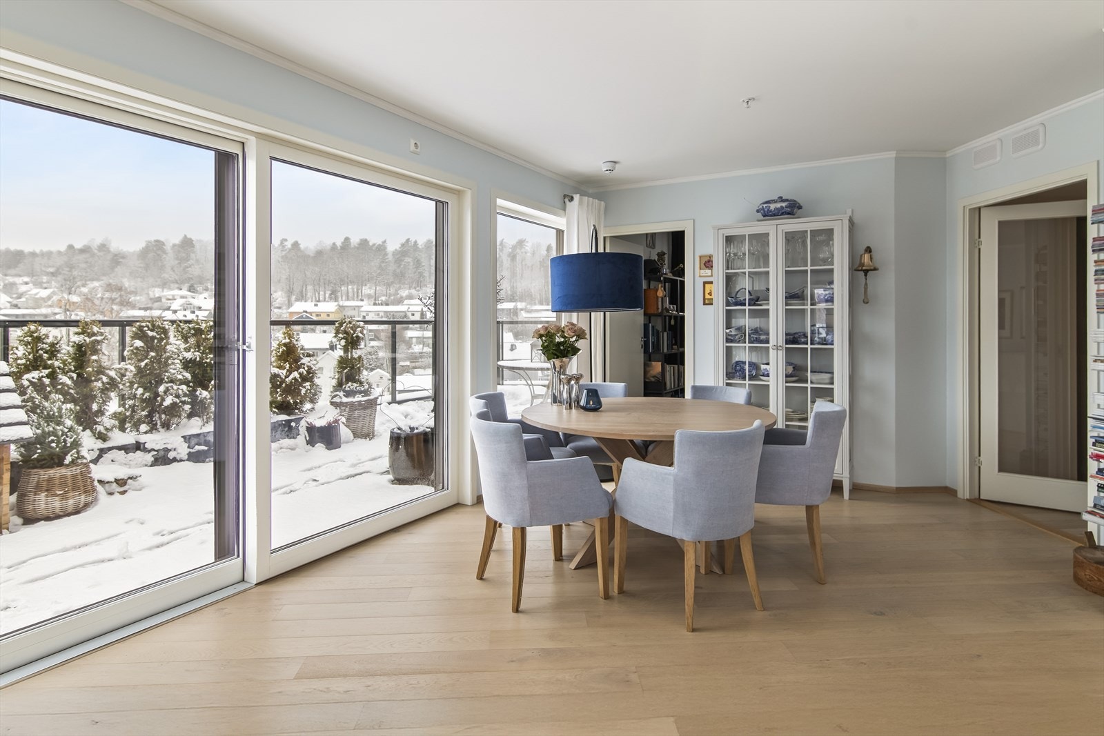 De store vindusflatene gir godt med lysinnslipp inn i stuen. Galleribilde