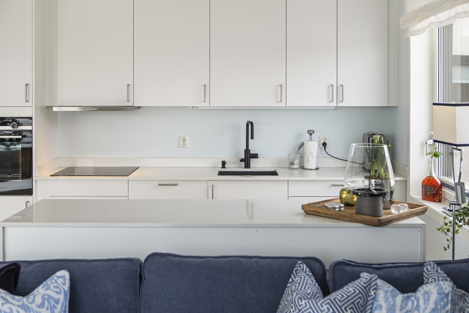 Kjøkkenet har godt med benkeplass, så her er det muligheter for at flere kan kokkelere sammen. Galleribilde