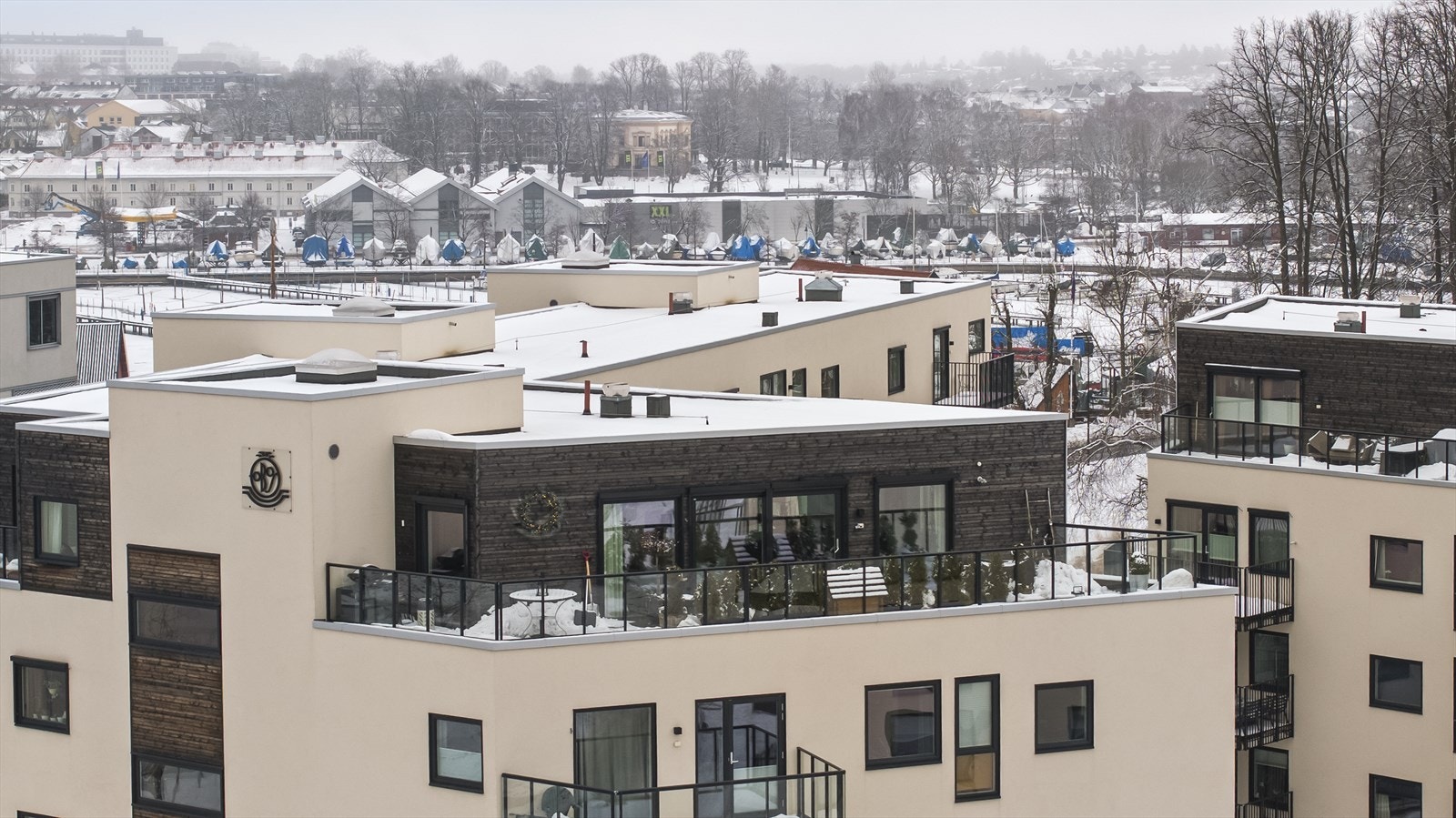 Fra boligen er det kort gangavstand til den populære strandpromenaden som strekker seg langs vannet og innbyr til hyggelige spaserturer, løpeturer og sykkelturer året rundt. Galleribilde