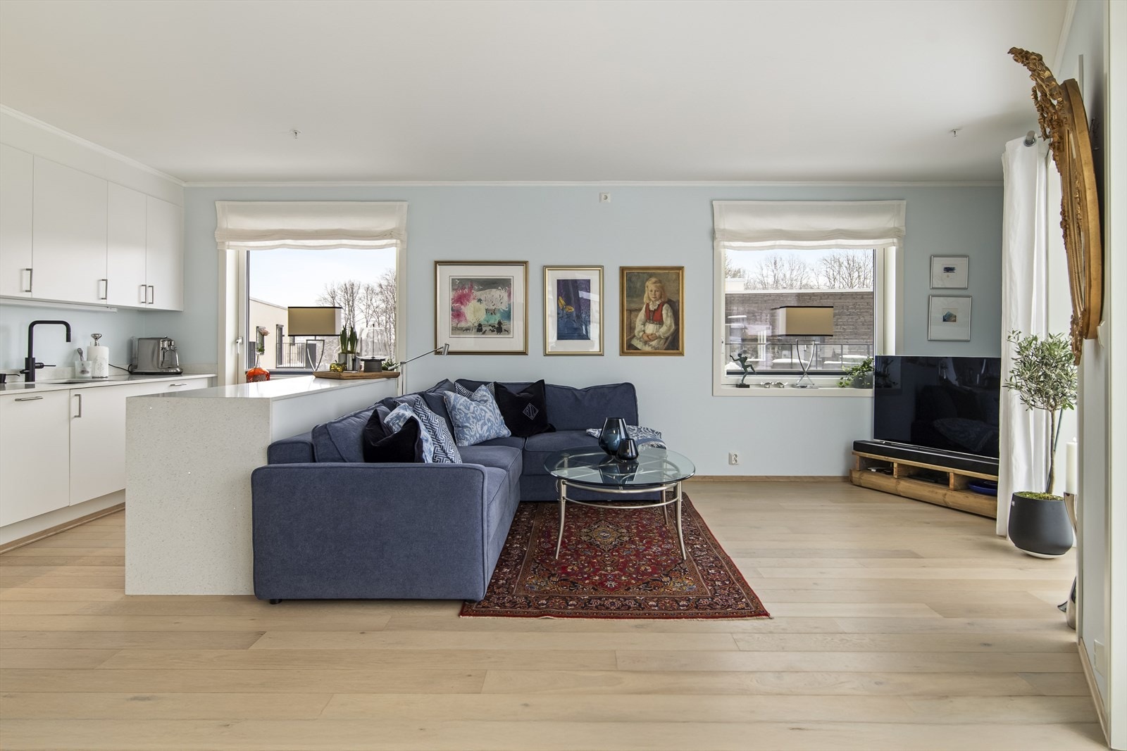 I stuen er det god plass til sofagruppe. Galleribilde