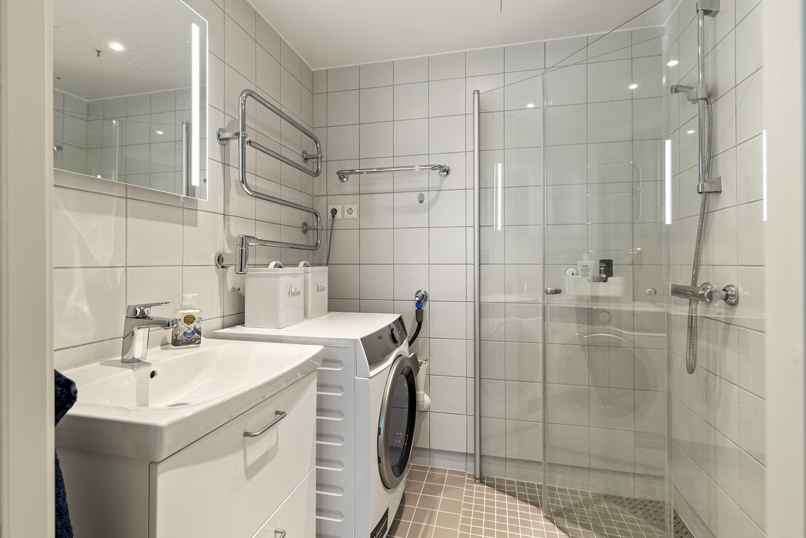 Bad nr 2 har inngang fra entré, innredet med dusj, servantskap, speil og opplegg for vaskemaskin. Galleribilde