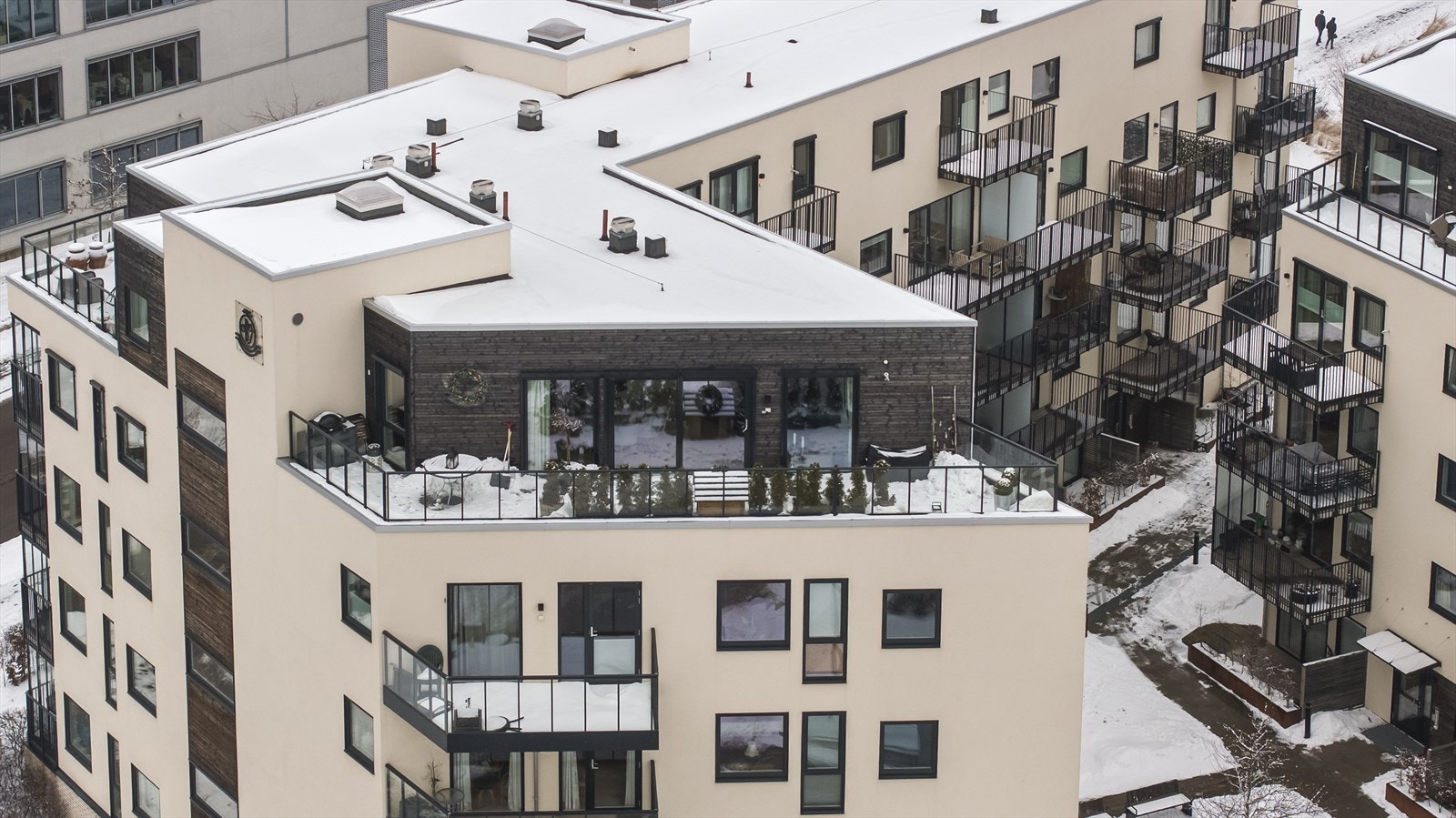Med utgang fra stue er det en deilig takterrasse på 38 kvm, hvor man usjenert kan nyte solen. Galleribilde