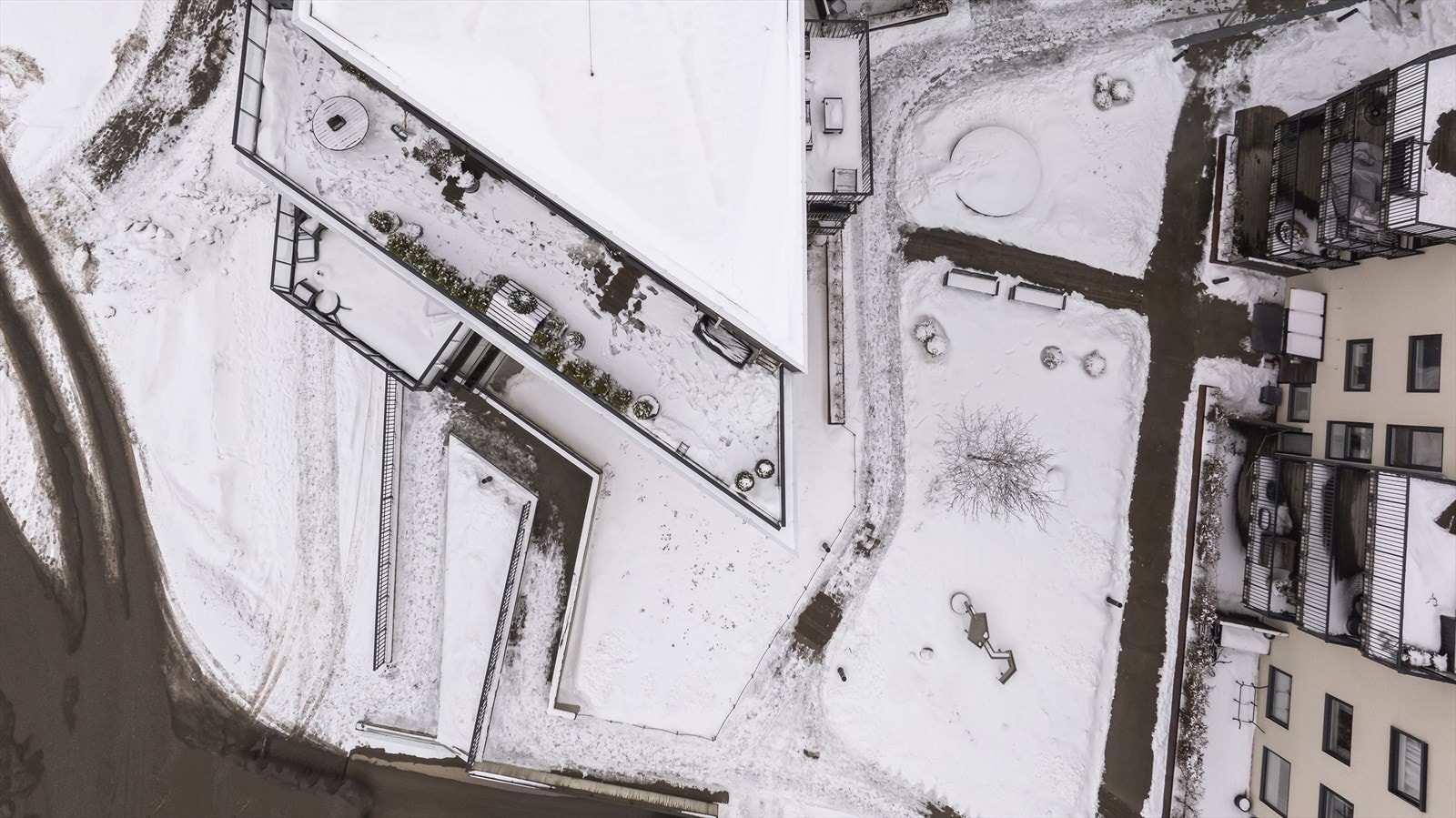 Området har et godt utvalg av servicetilbud i umiddelbar nærhet. Dagligvarebutikk, treningssenter og ulike serveringssteder ligger innen få minutters gange. Galleribilde