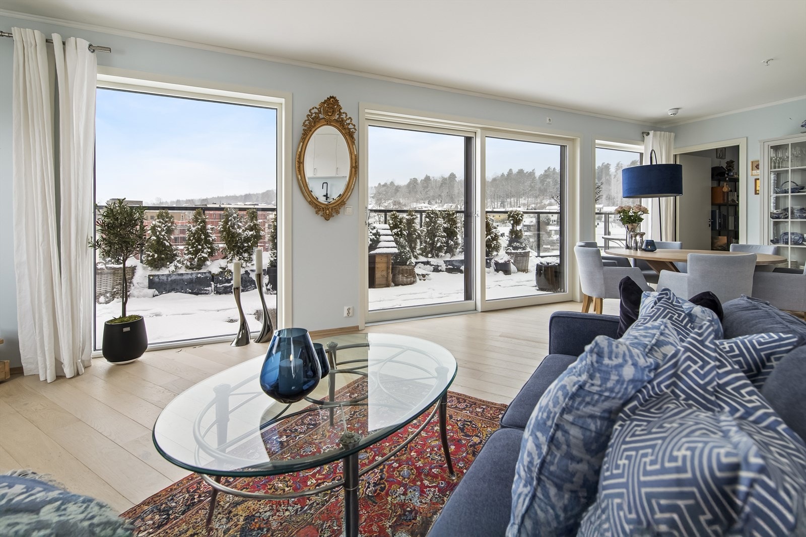 Boligen fremstår som moderne og gjennomført med kvalitetsmaterialer og gode løsninger. Galleribilde