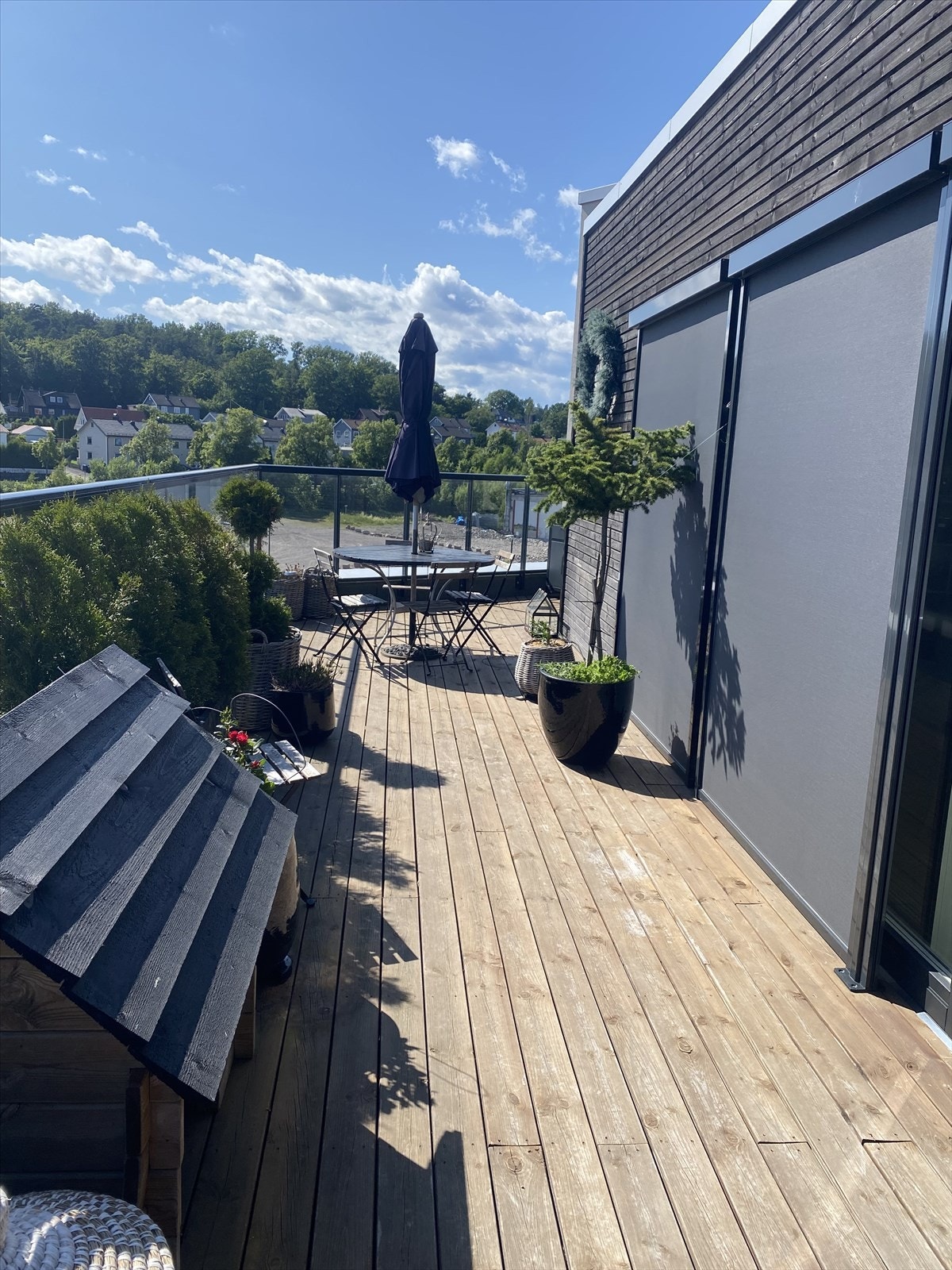 Sommerbilde fra takterrassen. Det er montert utvendig solskjerming. Galleribilde
