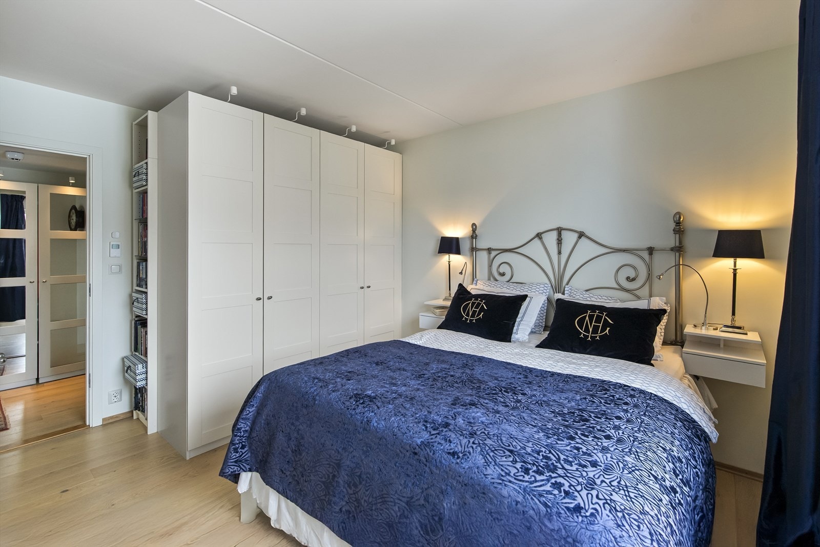 Hovedsoverommet har stor garderobe med god plass til oppbevaring Galleribilde