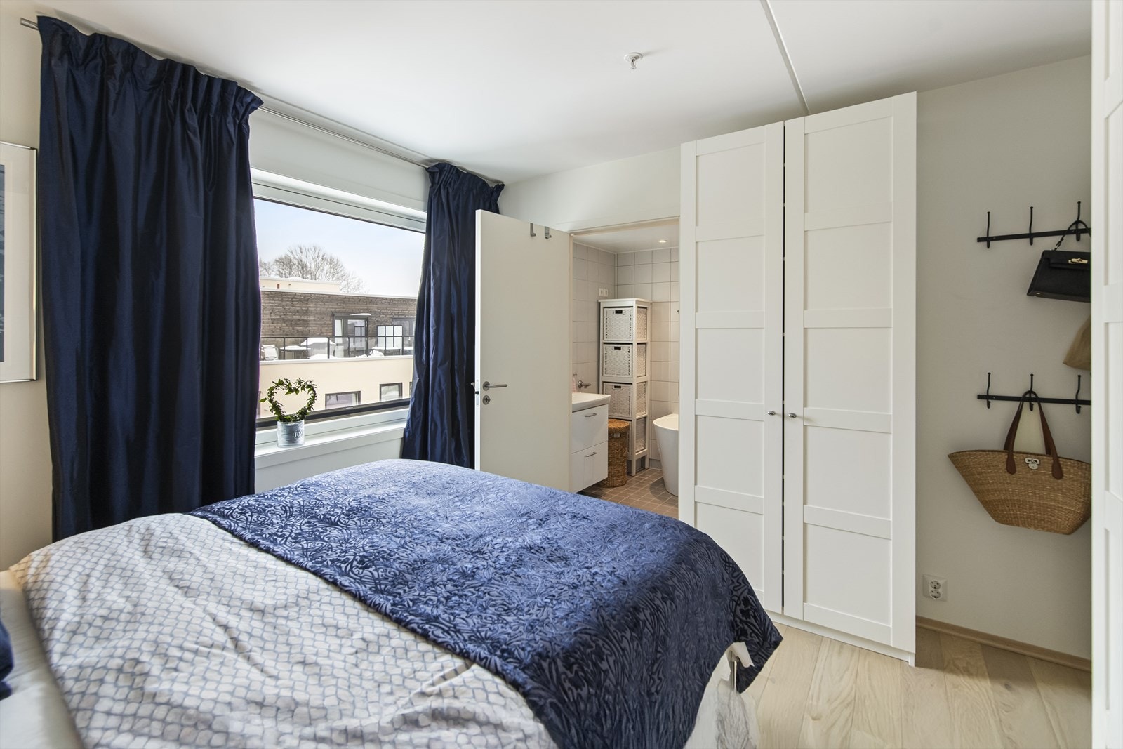 Tilhørende hovedsoverommet er det et lekkert bad med badekar. Galleribilde