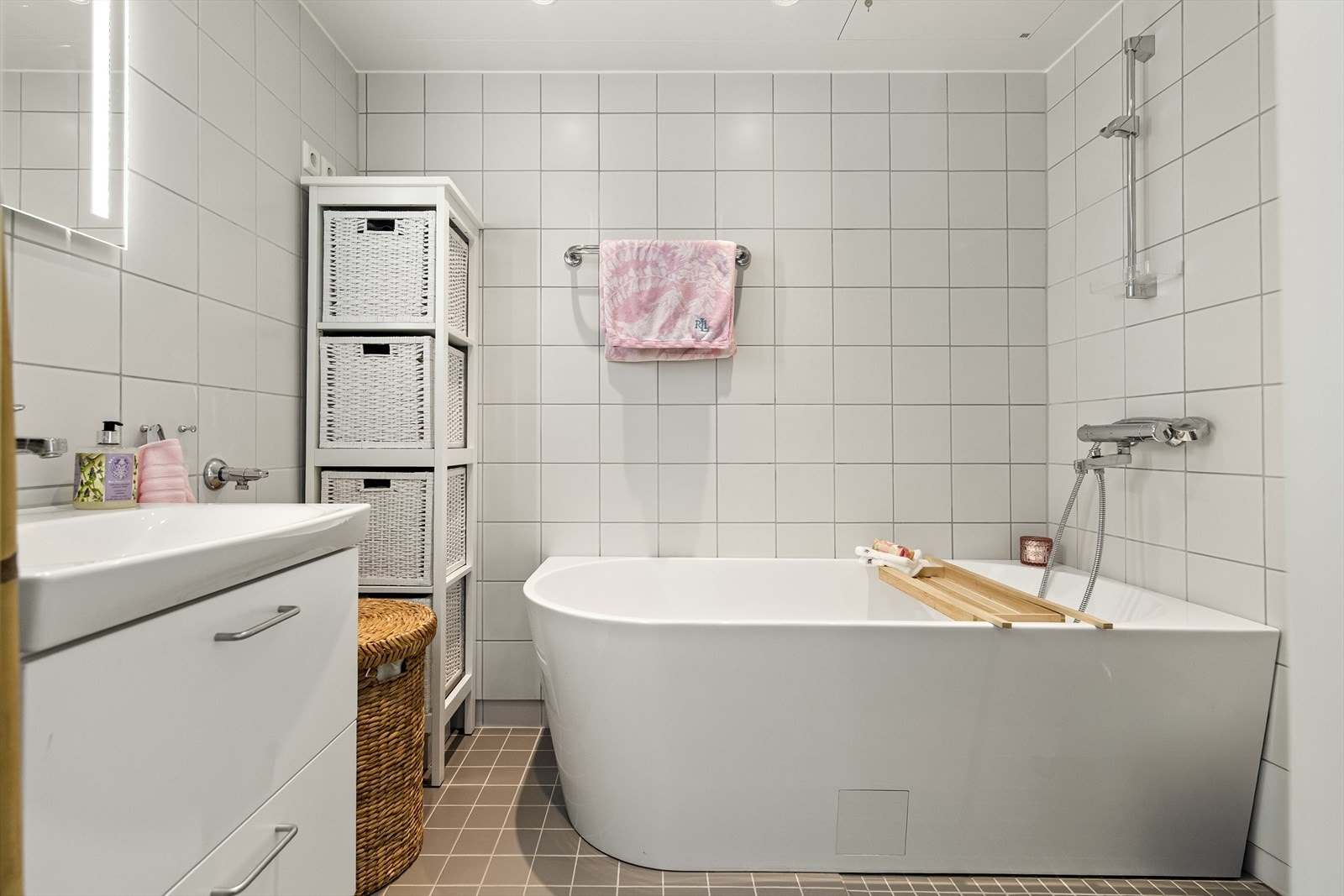 Boligen har to flislagte bad, begge med vannbåren gulvvarme og balansert ventilasjon. Galleribilde