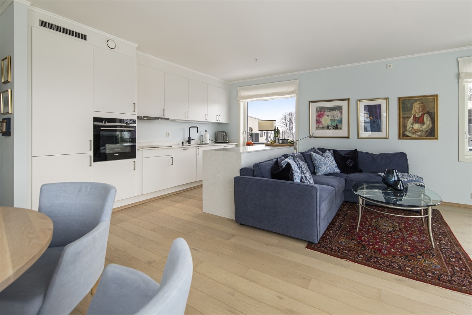 Kjøkkenet er utstyrt med ventilator over platetopp, integrerte hvitevarer (kjøl-/fryseskap, oppvaskmaskin, komfyr og platetopp), samt waterguard og komfyrvakt for ekstra trygghet. Galleribilde