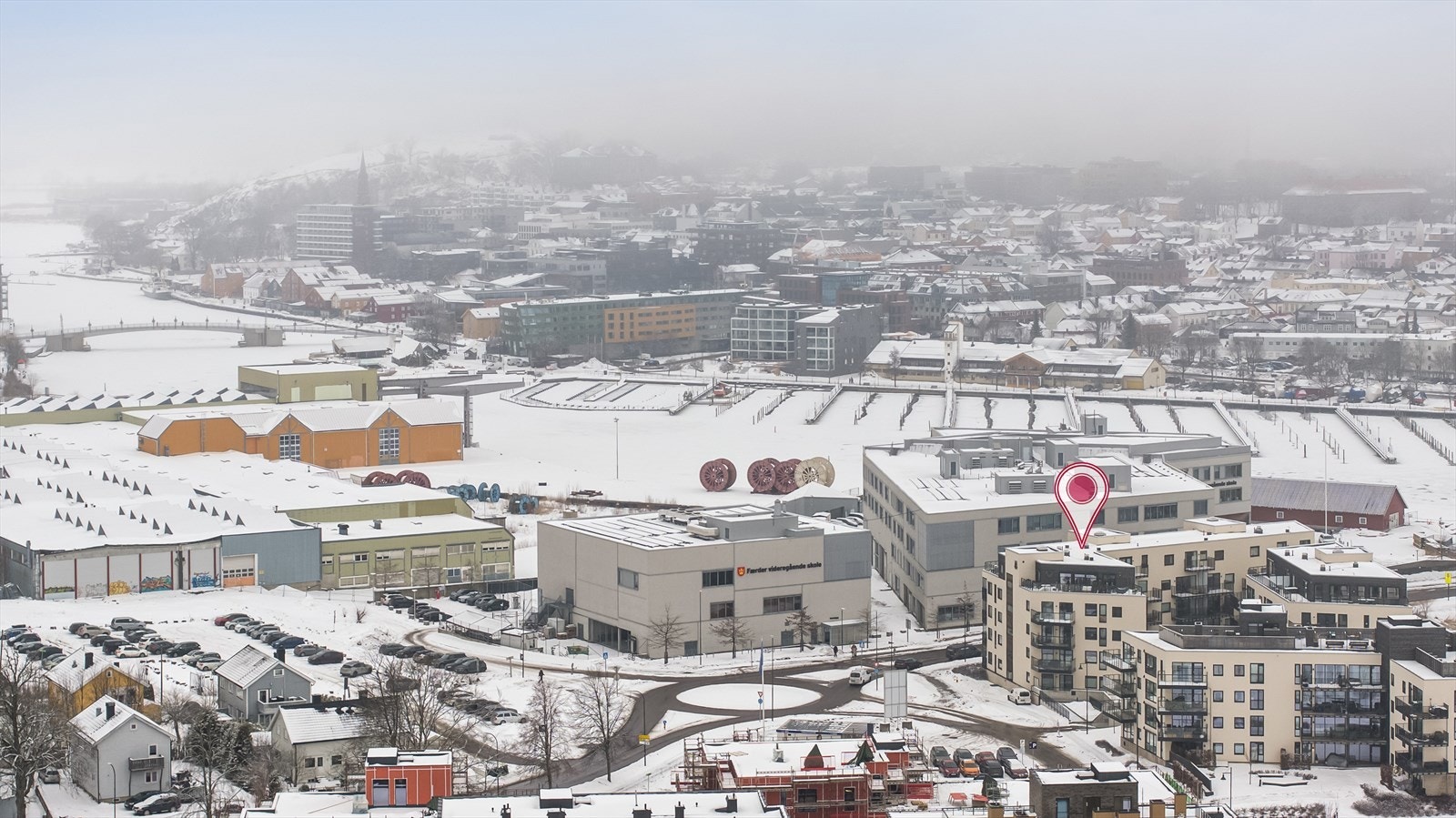 Banebakken 41C gir deg det beste av to verdener - en sjønær og fredelig beliggenhet i et attraktivt bomiljø, kombinert med umiddelbar nærhet til byens puls og alle nødvendige fasiliteter. Galleribilde