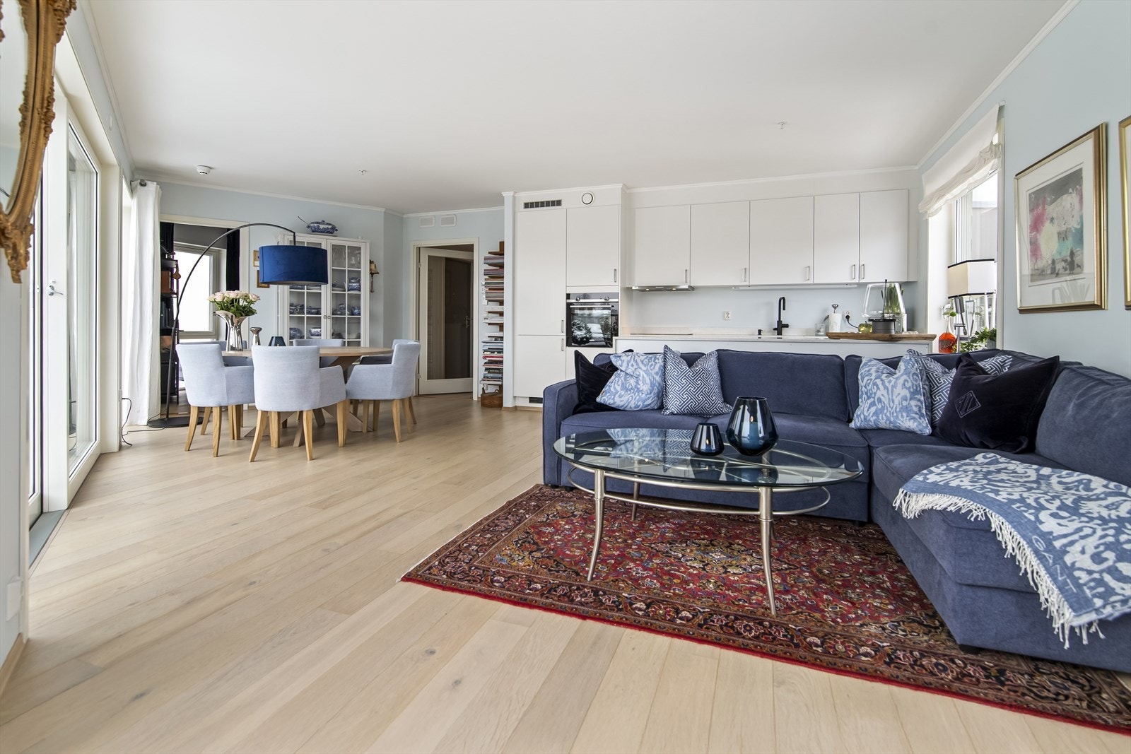 Åpen stue/kjøkkenløsning som gir en lys og luftig følelse. Galleribilde