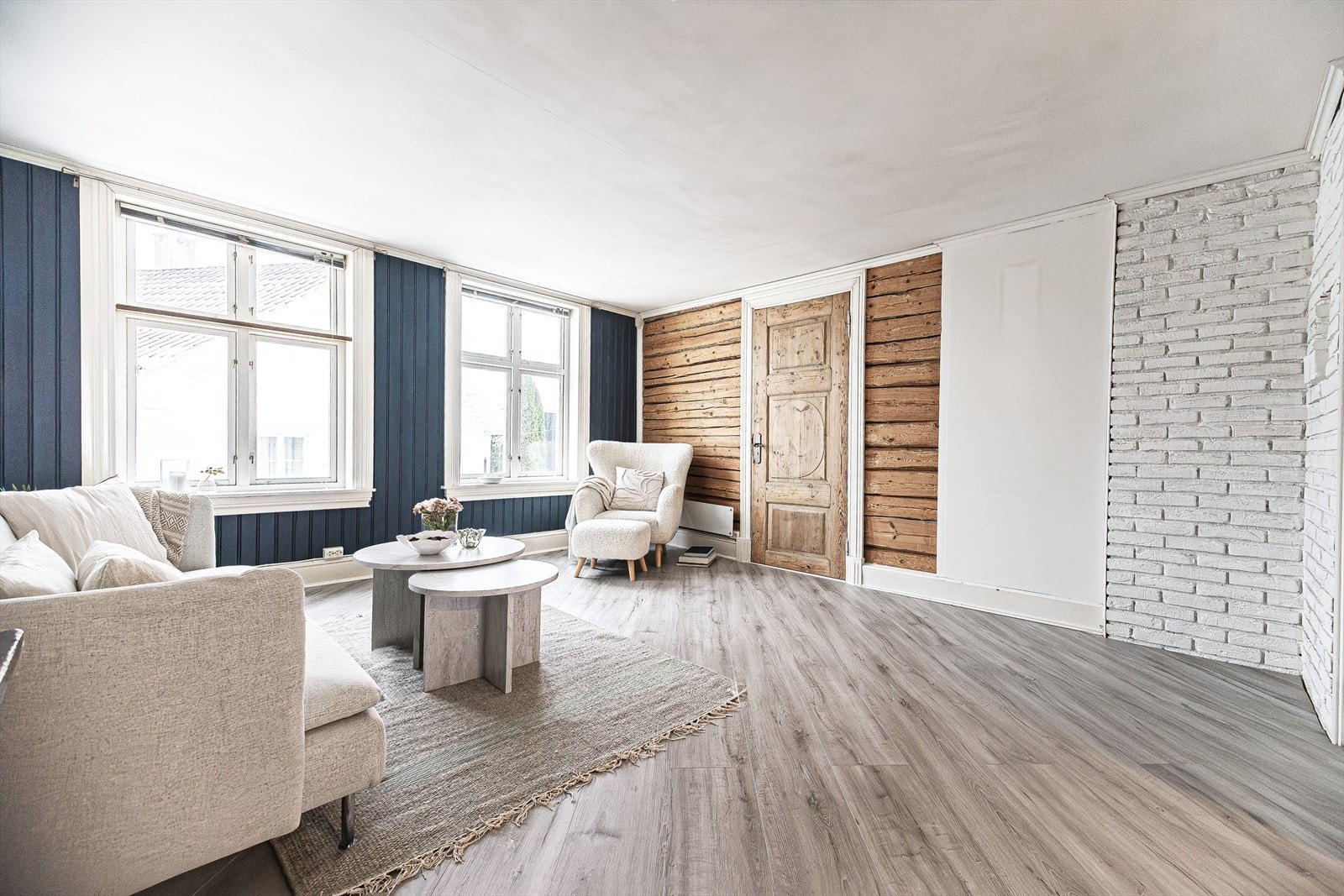 Åpen og lys stue Galleribilde