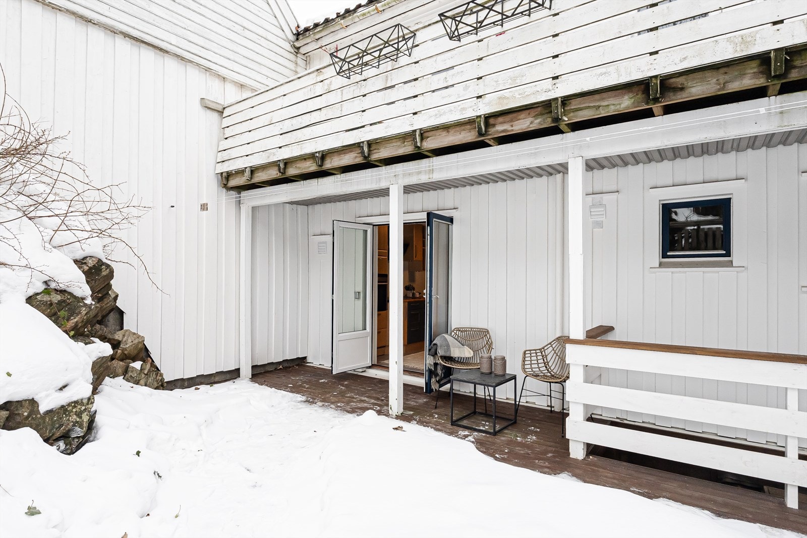 Uteområde er felleseid og er ikke definert som tilhørende denne seksjonen i seksjoneringen, men blir brukt og vedlikeholdt av eier Galleribilde