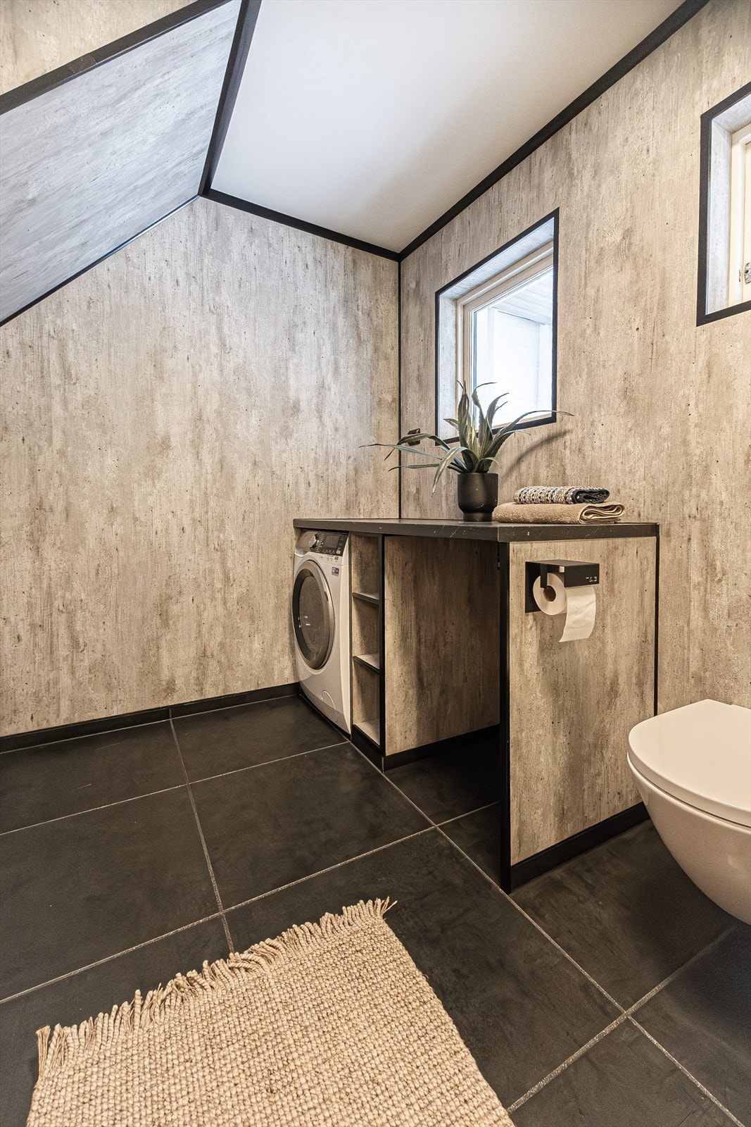 Flislagt gulv og baderomsplater på veggene gir et moderne uttrykk på badet Galleribilde