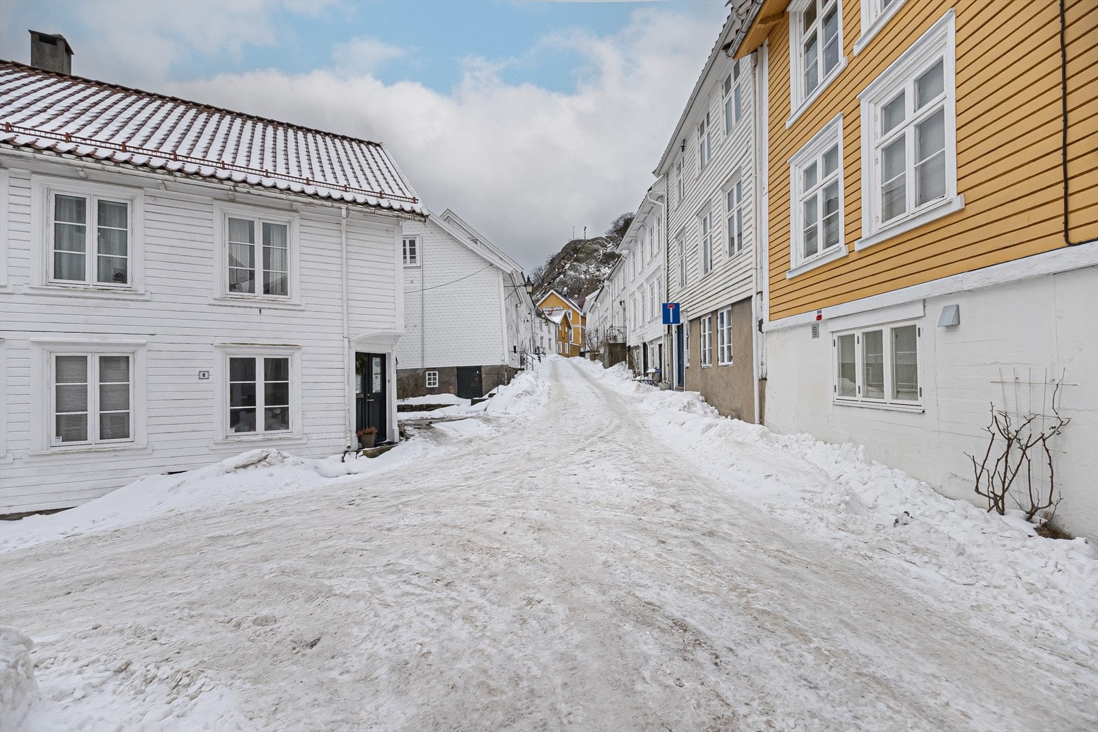 Beliggende i den gamle trehusbebyggelsen, tilbyr eiendommen enkel tilgang til Mandals sentrum Galleribilde