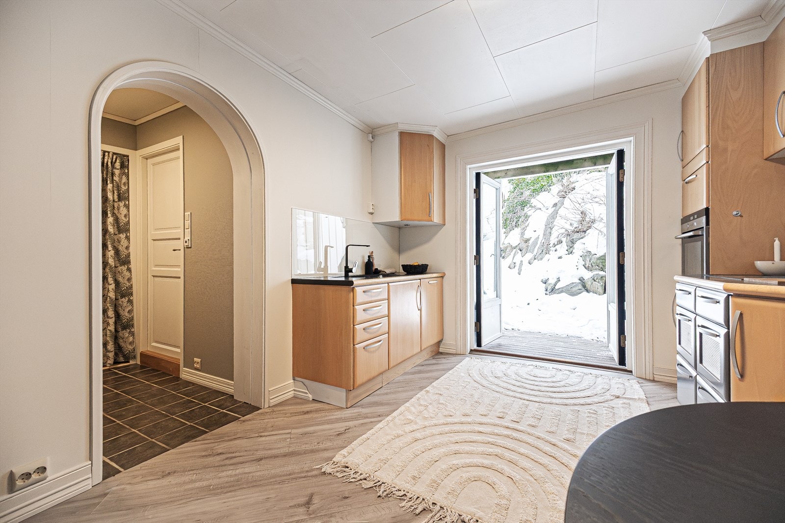 Utgang til terrasse gir enkel tilgang til uteområdet fra kjøkkenet Galleribilde