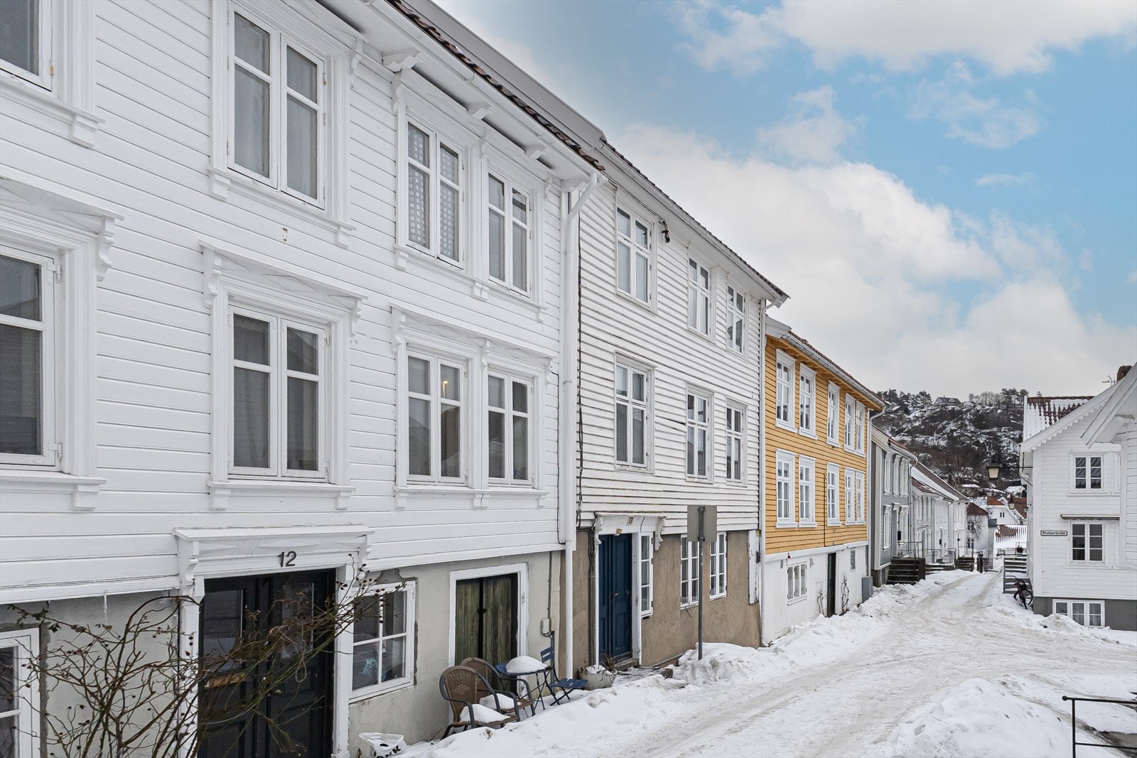 Eiendommen ligger i et område med historisk trehusbebyggelse Galleribilde