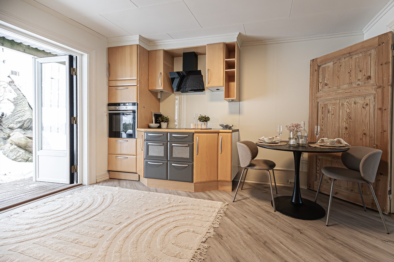 Kjøkkenet har slett innredning med laminert benkeplate og integrerte hvitevarer Galleribilde