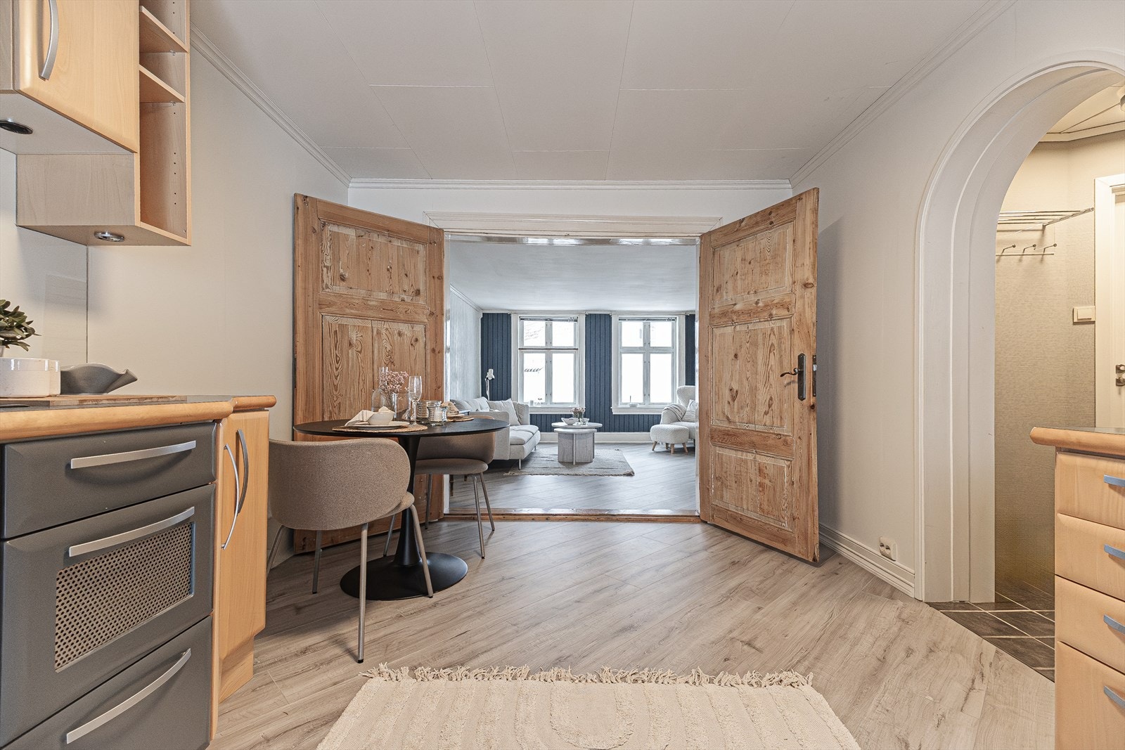 Åpen løsning mellom kjøkken og stue gir et praktisk og sosialt rom Galleribilde